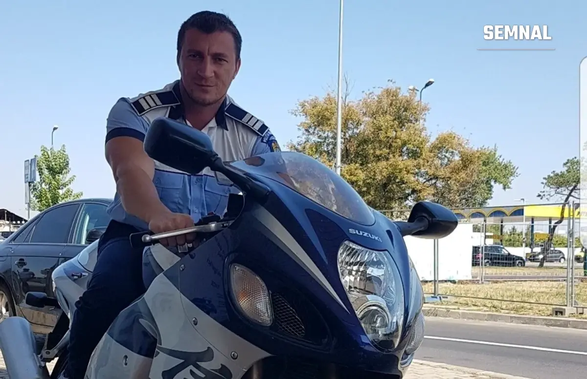Marian Godină, agent de poliție, pe o motocicletă de patrulare