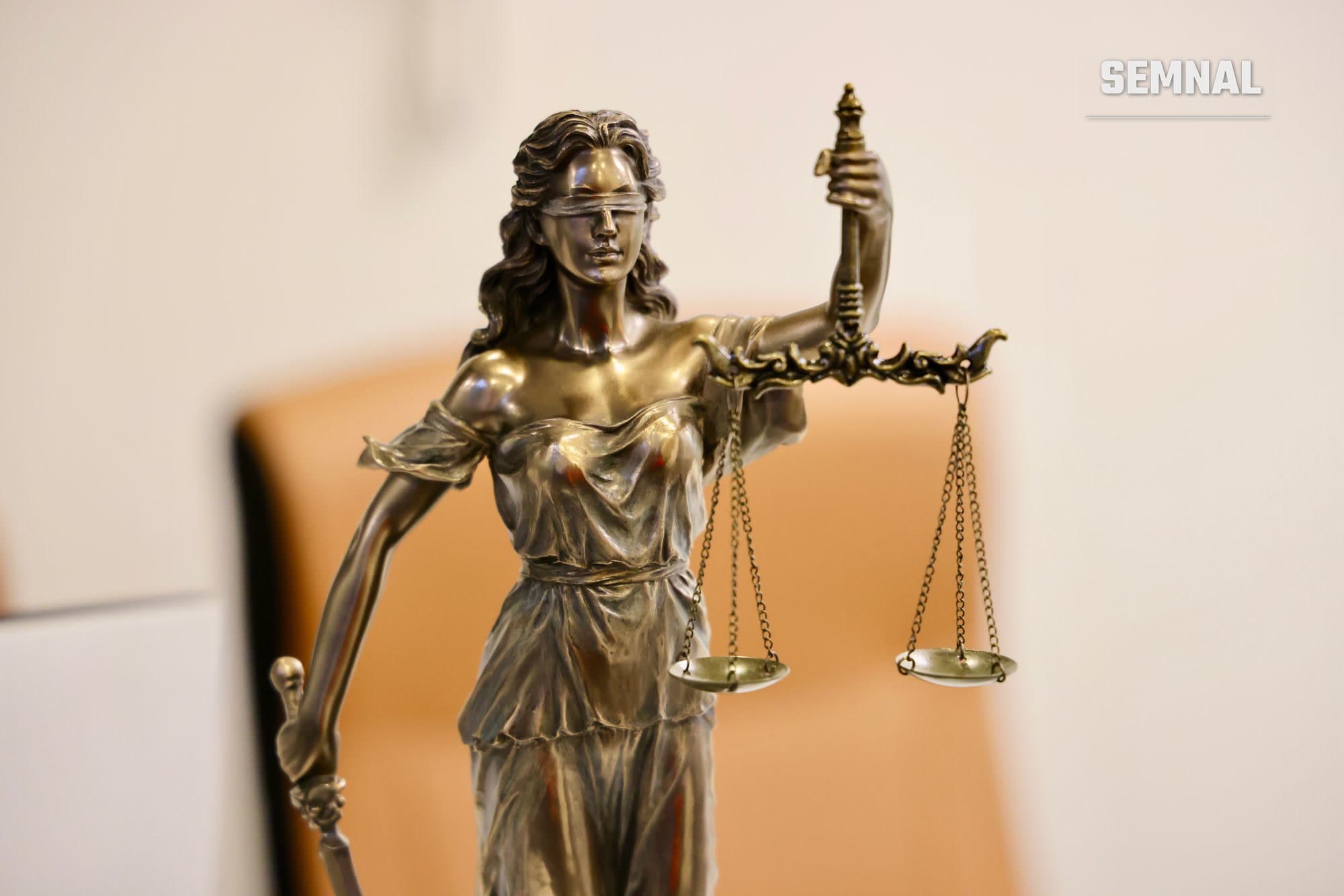 Statuia Justiției cu balanța, simbol al integrității instituționale