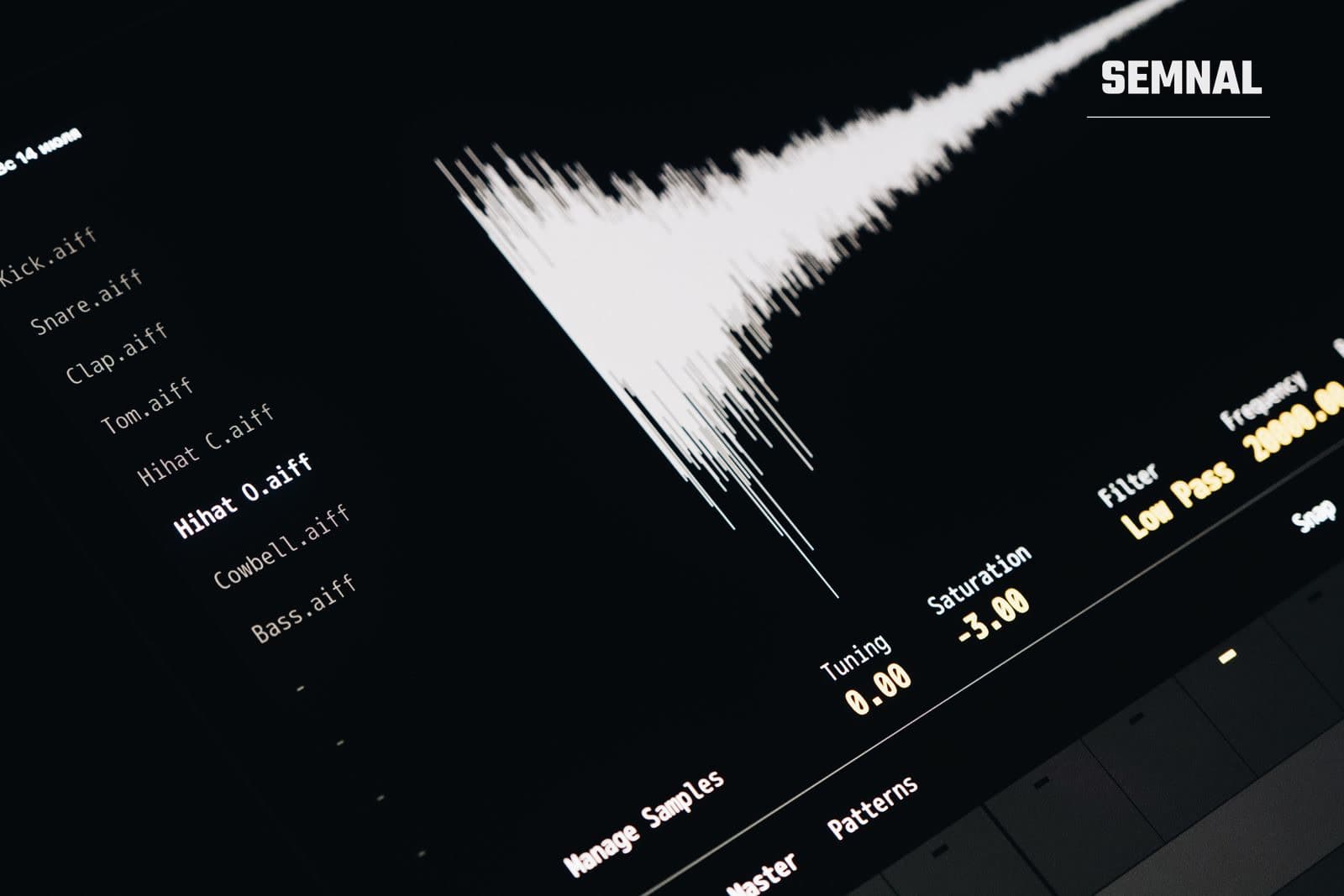 Interfață digitală de editare audio, cu forme de undă sonoră afișate pe ecran