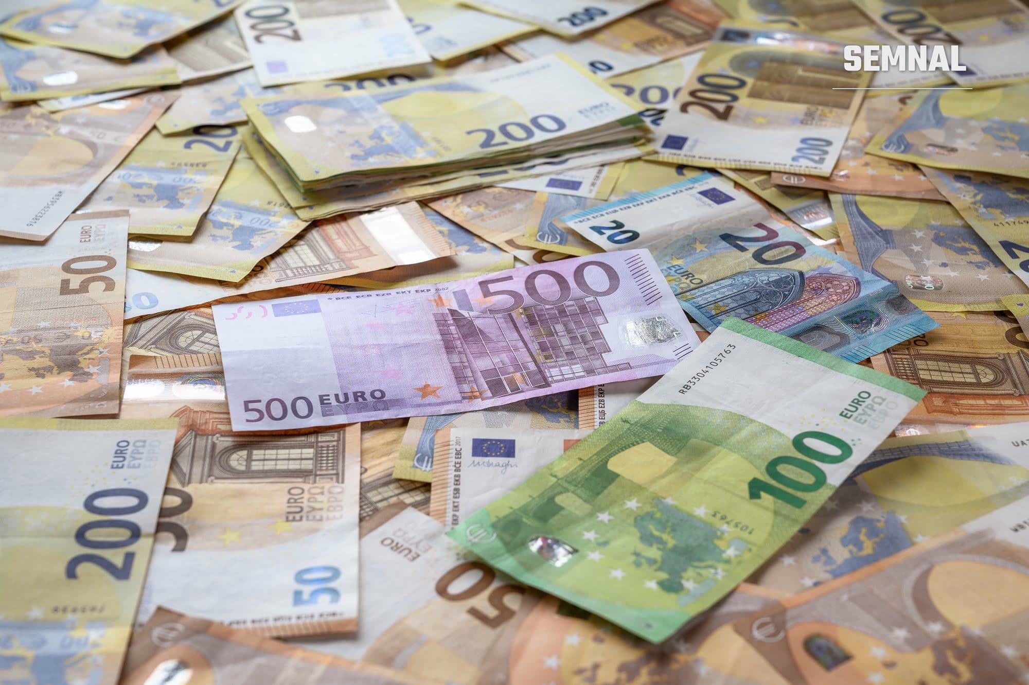 Bancnote euro de diverse valori, simbol pentru rezerva de numerar recomandată de UE în caz de criză