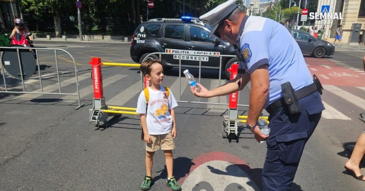 Polițiști locali au distribuit sticle cu apă trecătorilor, în zonele centrale ale Bucureștiului