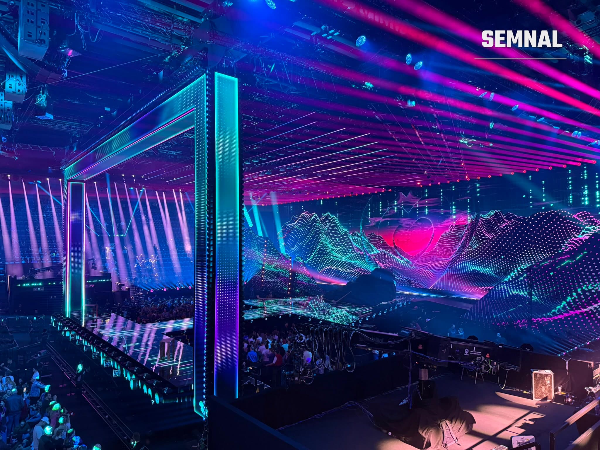 Scena concursului Eurovision Song Contest, cu lumini colorate și ecrane pe fundal
