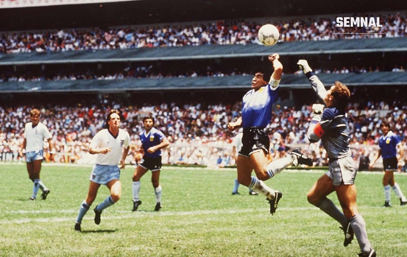 Diego Maradona marchează golul „Mâna lui Dumnezeu” în meciul Argentina-Anglia, la Cupa Mondială din 1986