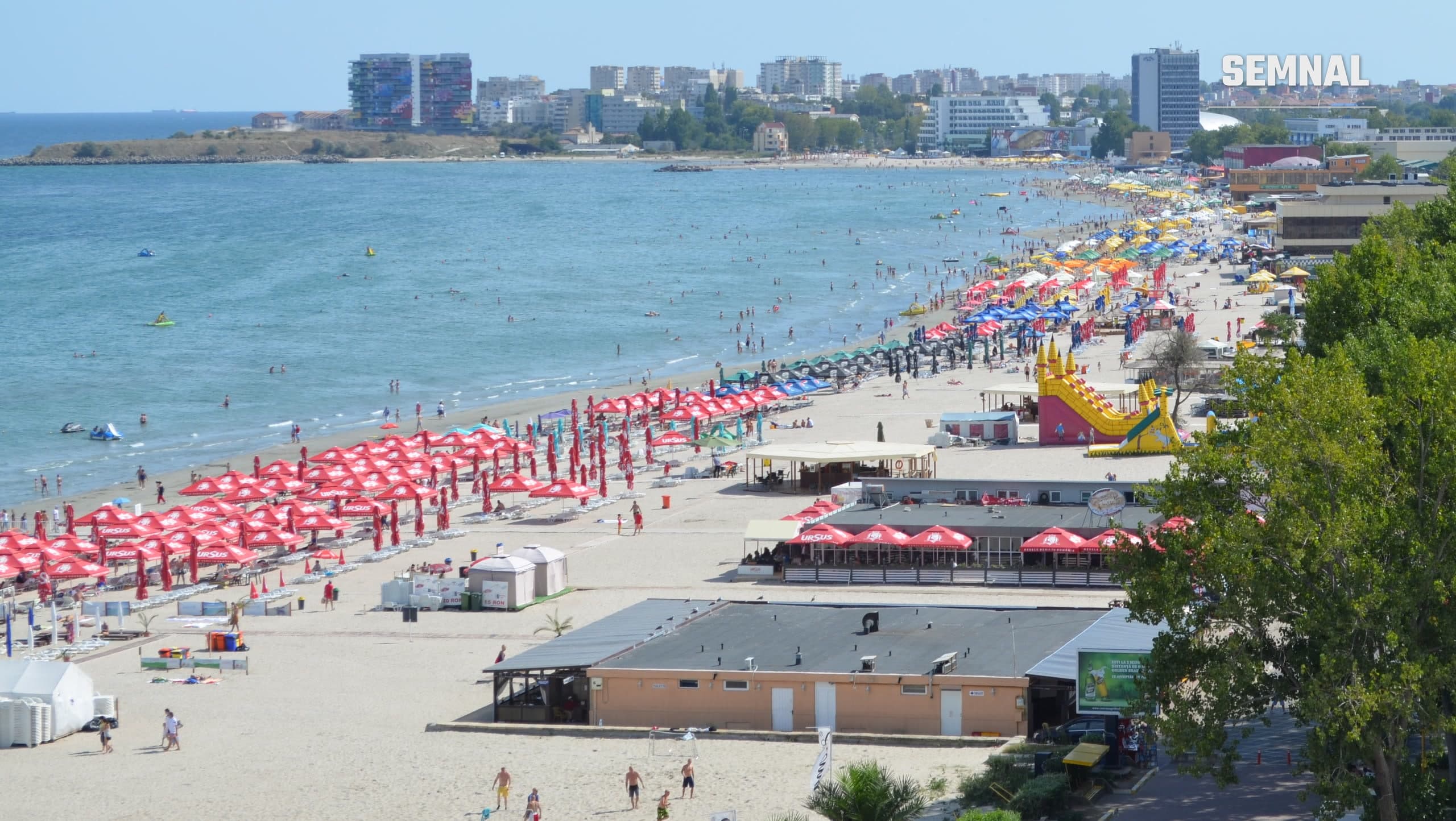 Plajă cu nisip și scaune de plajă pe litoralul românesc, la Mamaia, la începutul lunii septembrie