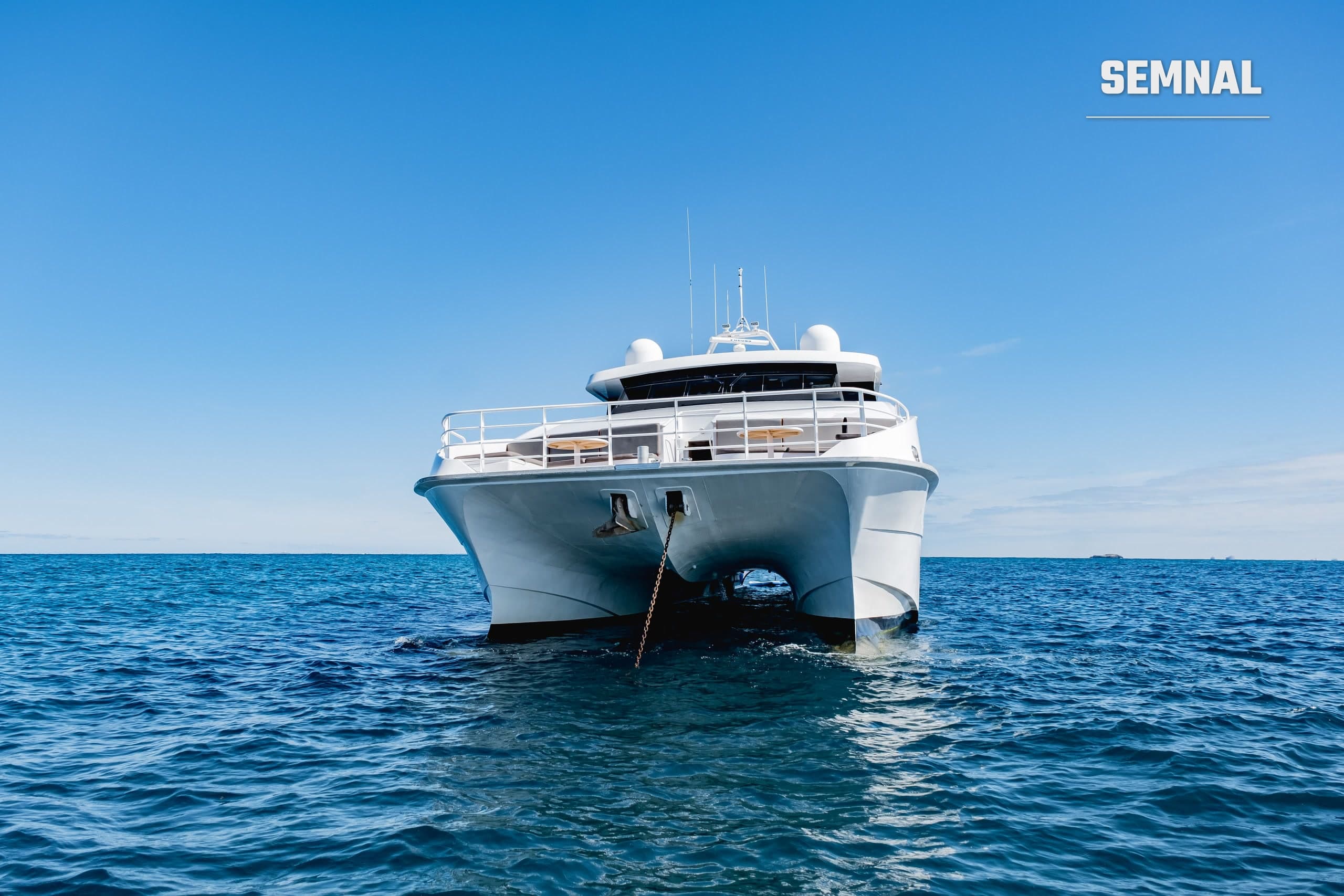 Imagine ilustrativă cu un yacht de lux ancorat pe mare, sub un cer senin