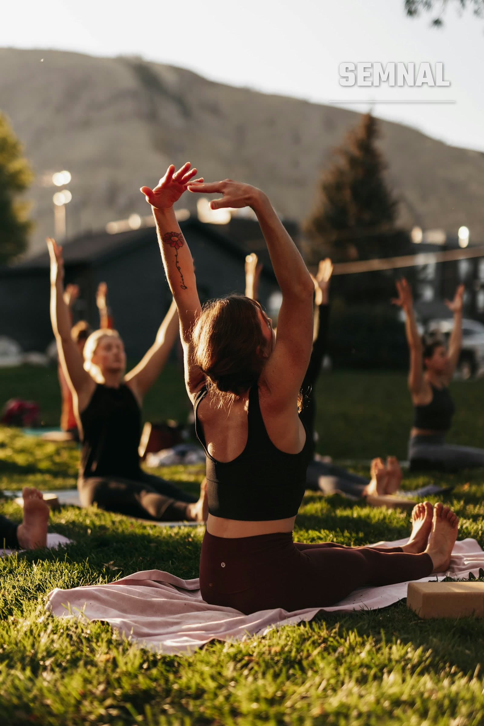 Grup de persoane practicând yoga în aer liber, într-un parc — imagine ilustrativă, nu de la eveniment