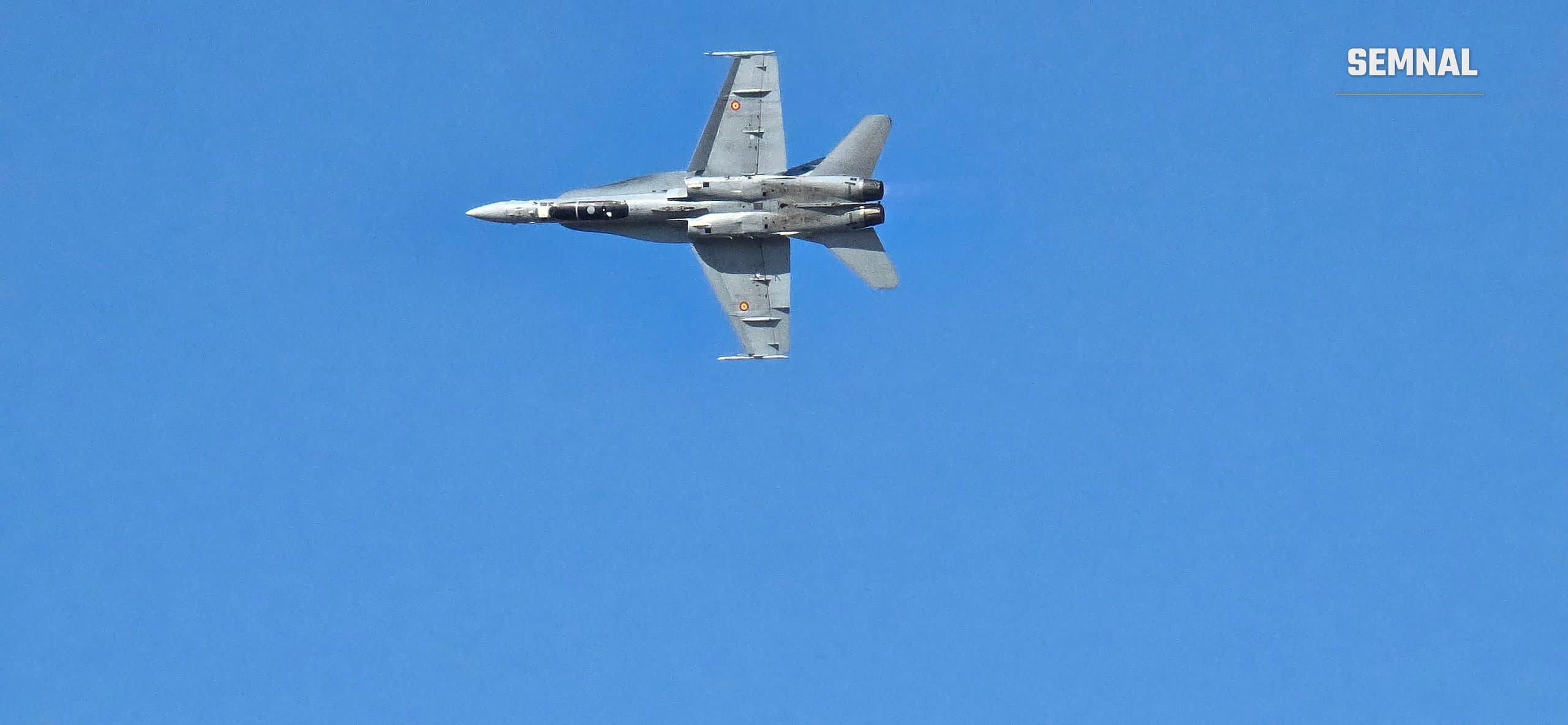F/A-18 Hornet al Forțelor Aeriene și Spațiale Spaniole, văzut de dedesubt în viraj deasupra Aeroportului Băneasa, în timpul antrenamentelor BIAS 2026