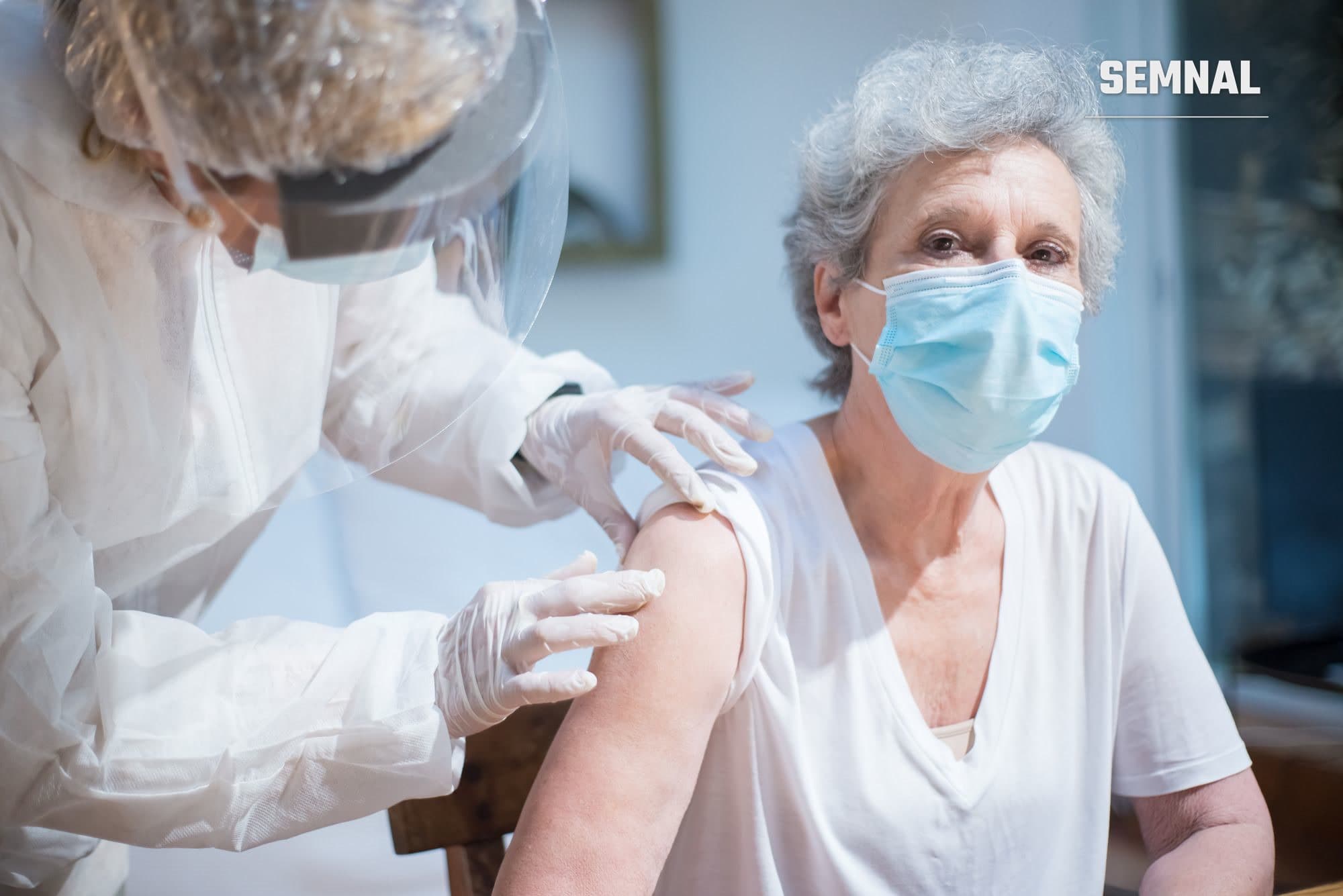 Adult vaccinat de un cadru medical, ilustrație pentru vaccinarea împotriva zonei zoster