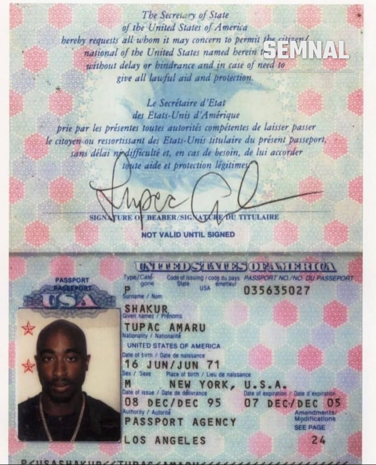 Fotografie de pașaport a rapperului Tupac Shakur, din 1995
