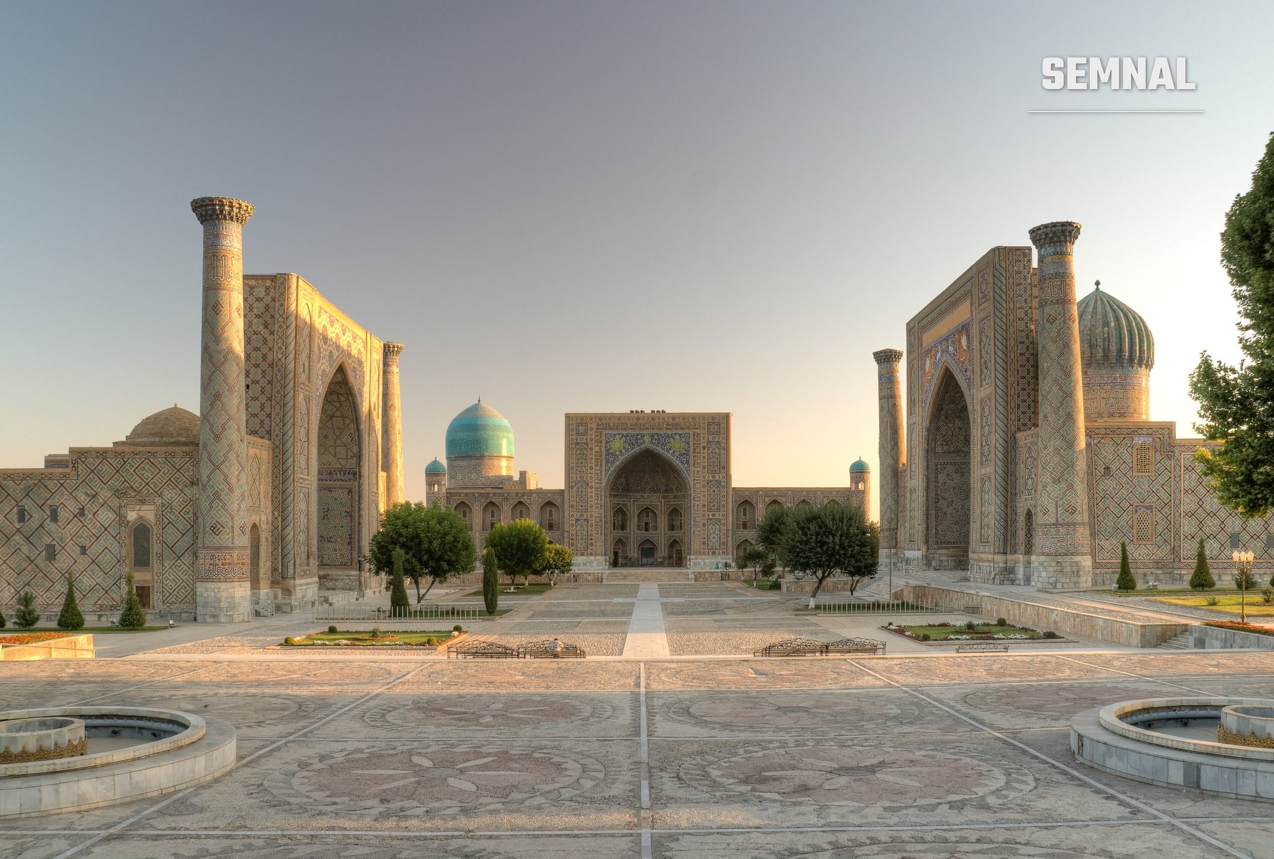 Complexul Registan din Samarkand, cu cele trei medrese istorice și piața pavată din față, fotografiat ziua