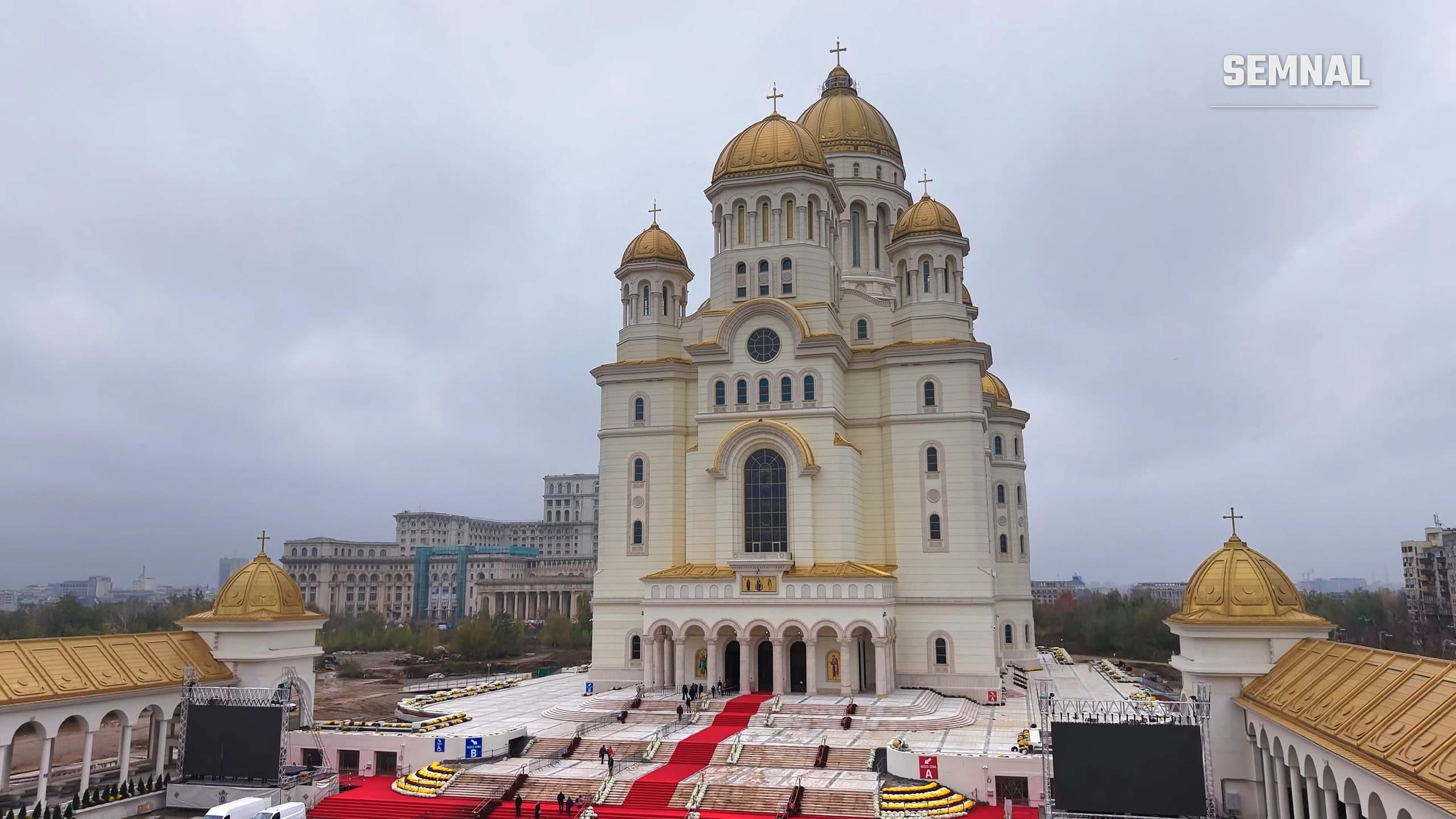 Catedrala Națională din București, cu domuri aurii și scenă amenajată pe esplanadă