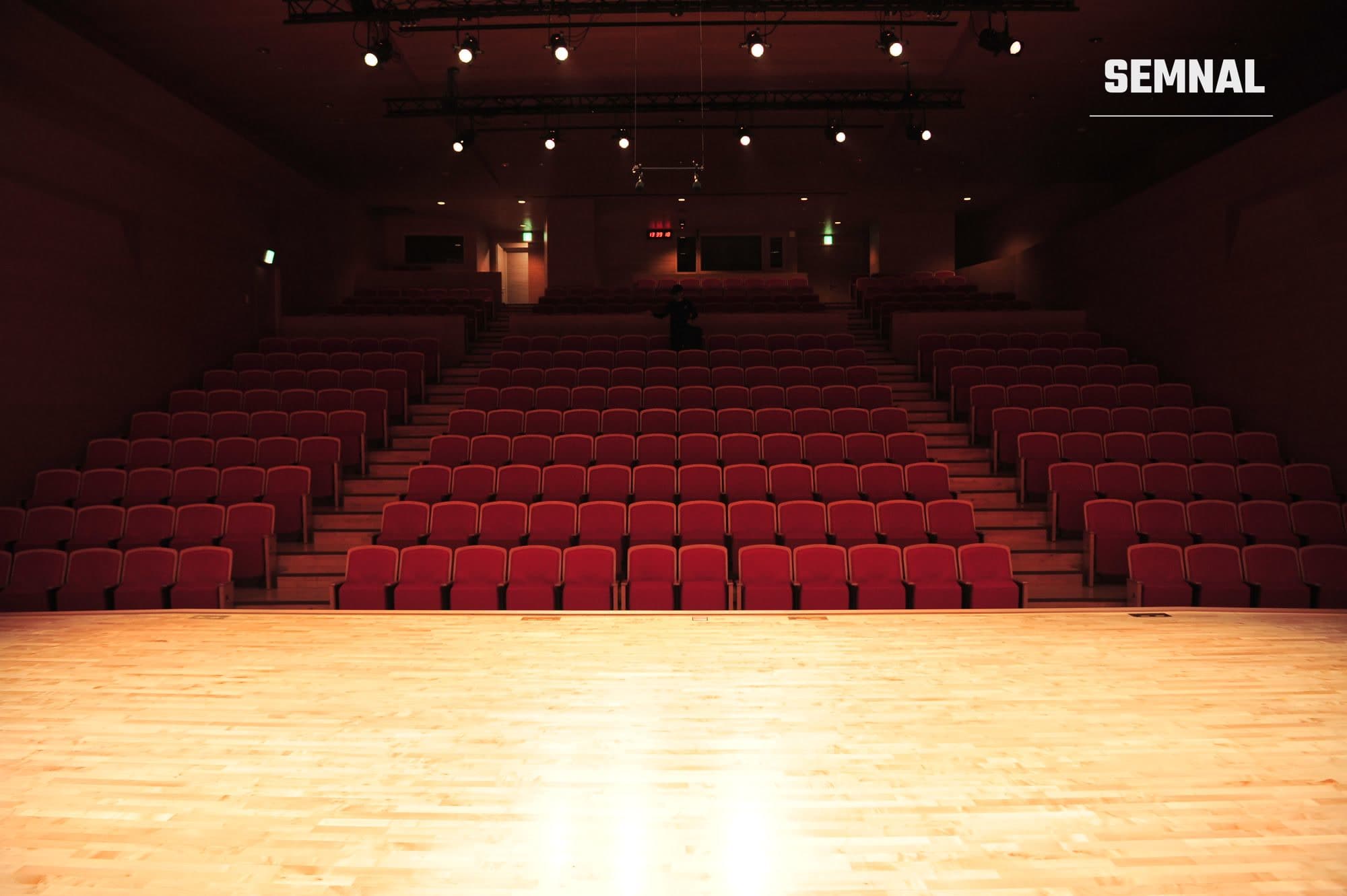 Scenă de teatru goală, luminată, imagine cu caracter ilustrativ