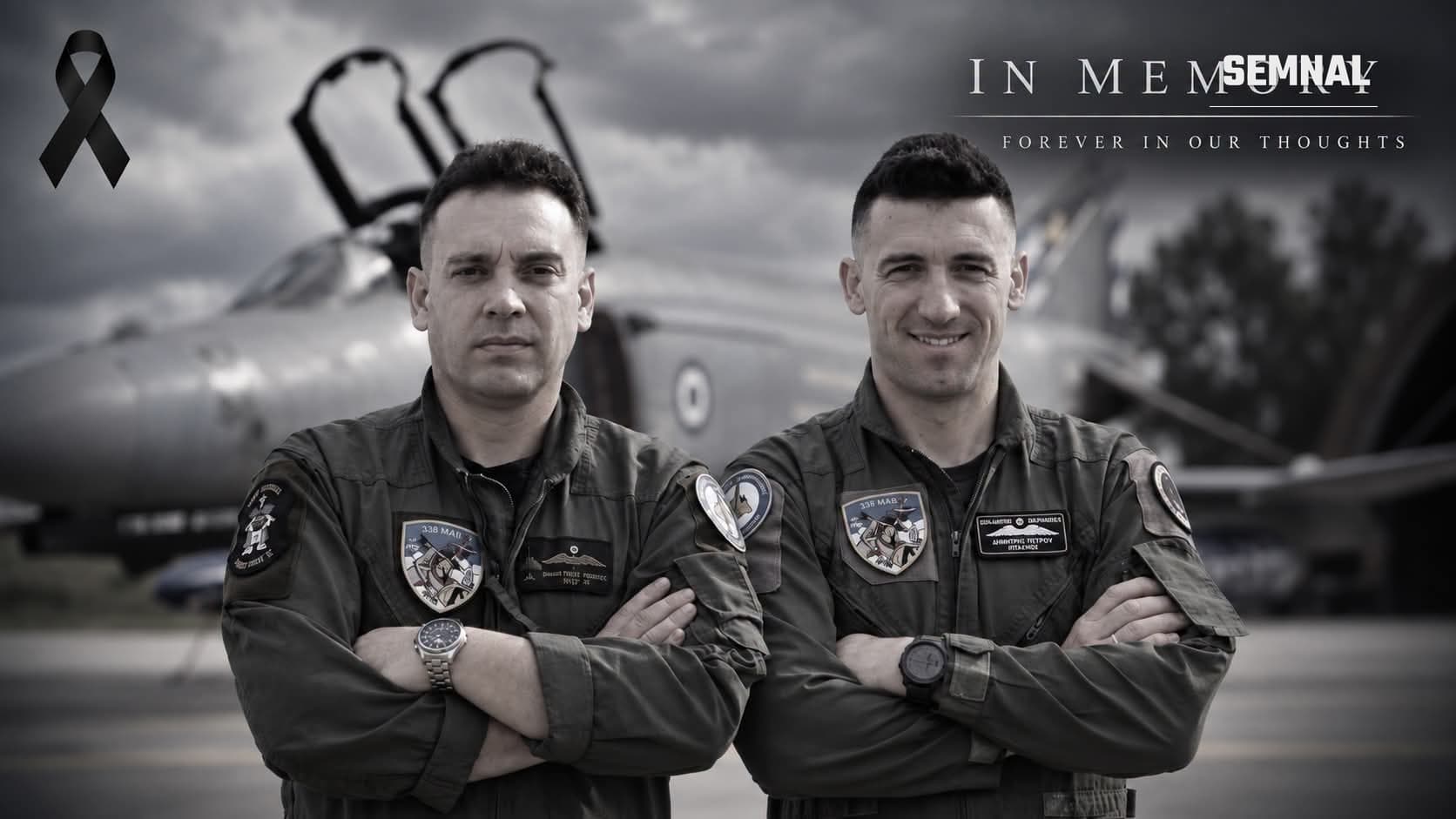 Piloții Ioannis Blesias și Dimitrios Petrou, în echipament de zbor, în fața unui F-4 Phantom II al Escadrilei 338 a Forțelor Aeriene Elene