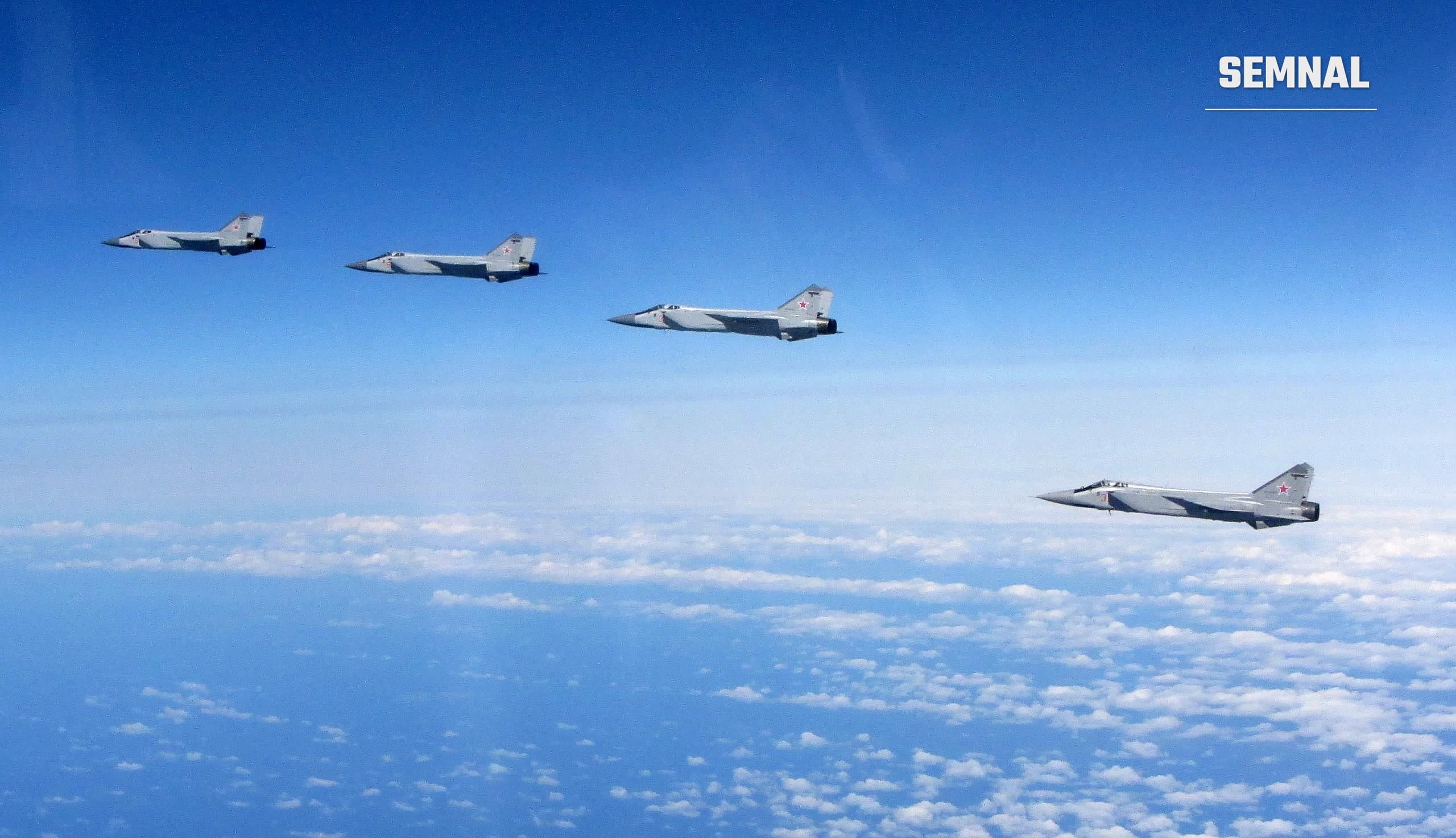 Patru avioane rusești Mikoyan MiG-31, fotografiate din aer de un pilot de Typhoon al Royal Air Force, în timpul unei misiuni NATO de poliție aeriană deasupra Mării Baltice