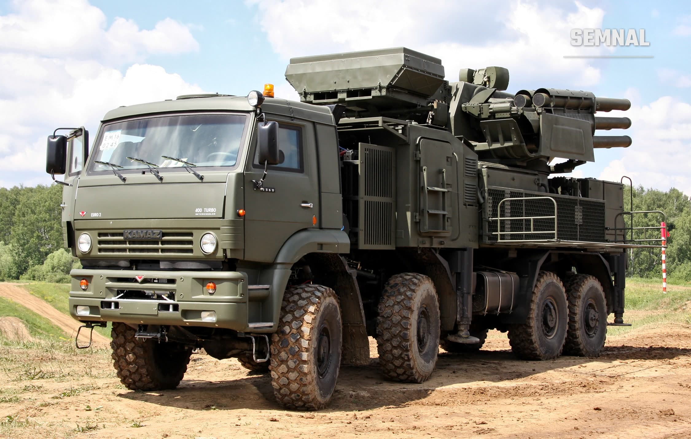 Sistem mobil rusesc de apărare antiaeriană Pantsir-S1, montat pe șasiu de camion KamAZ, fotografiat pe un teren de testare