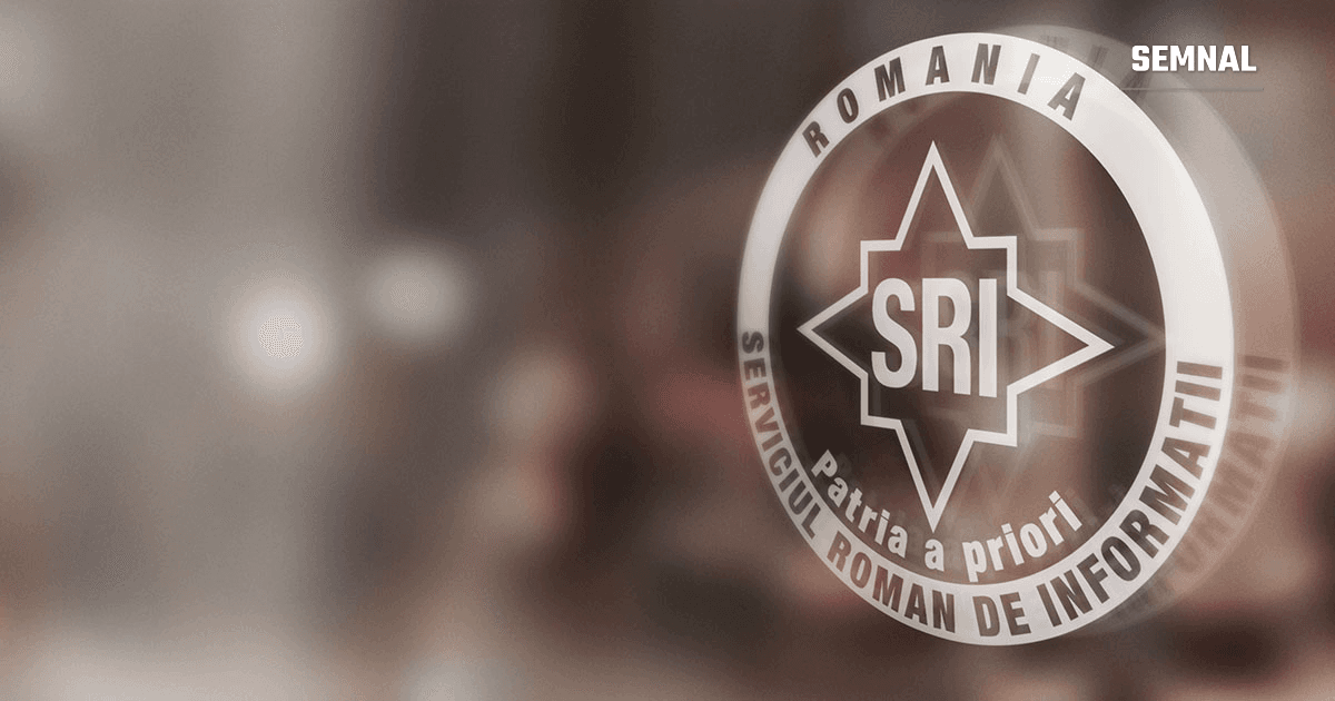 Sigla Serviciului Român de Informații, gravată pe o suprafață de sticlă, cu deviza „Patria a priori”