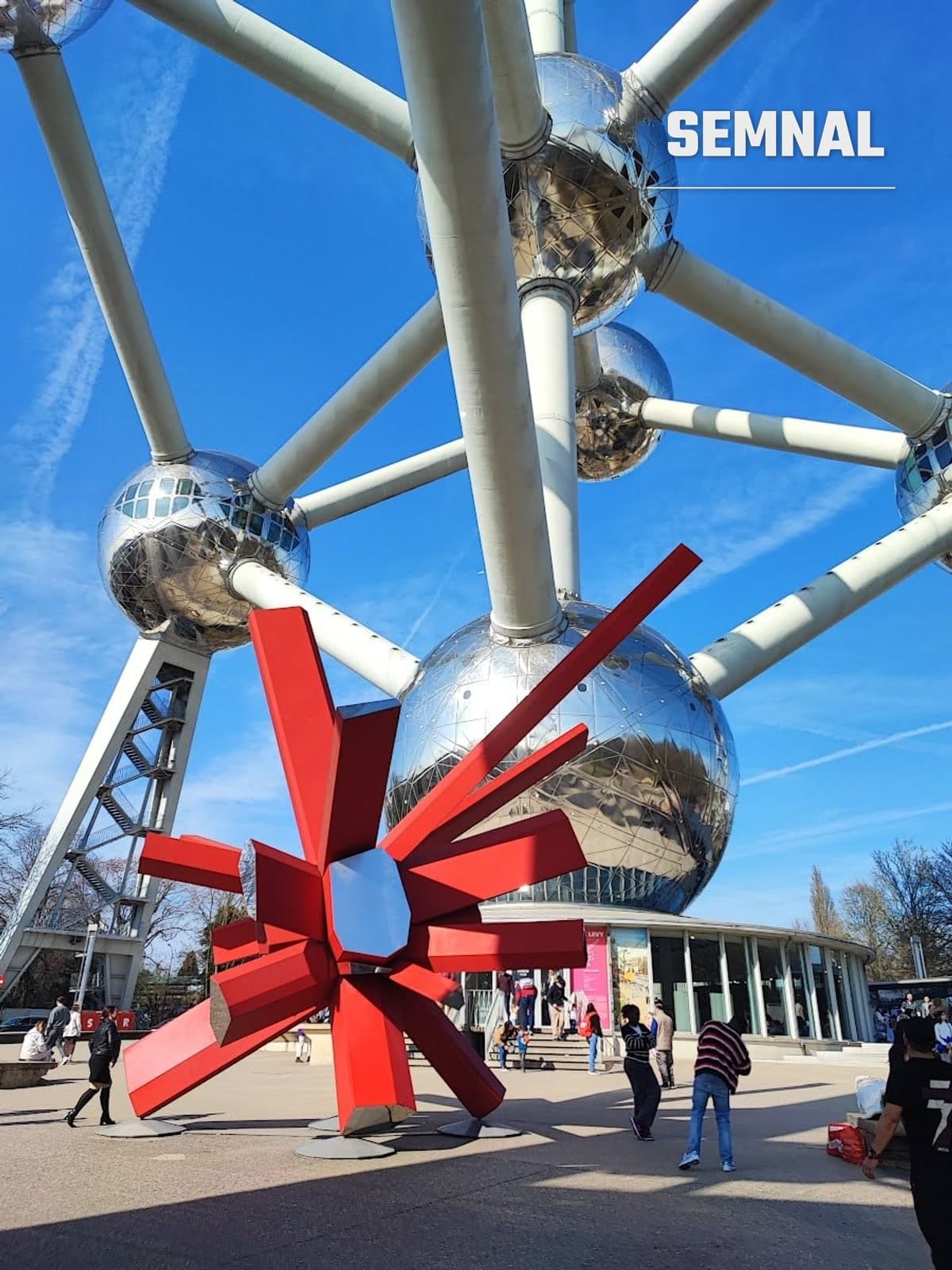 Structura argintie Atomium pe cer albastru, văzută de la nivelul aleii de acces