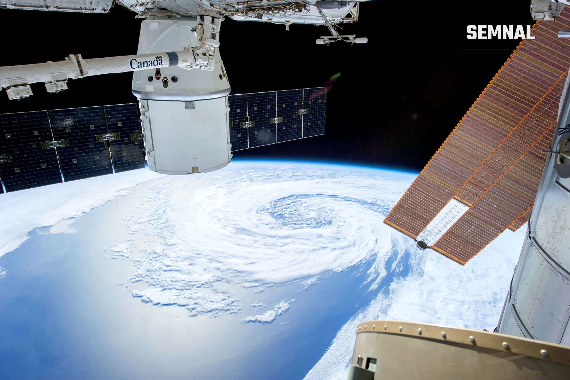 Imagine ilustrativă cu un satelit pe orbita Pământului