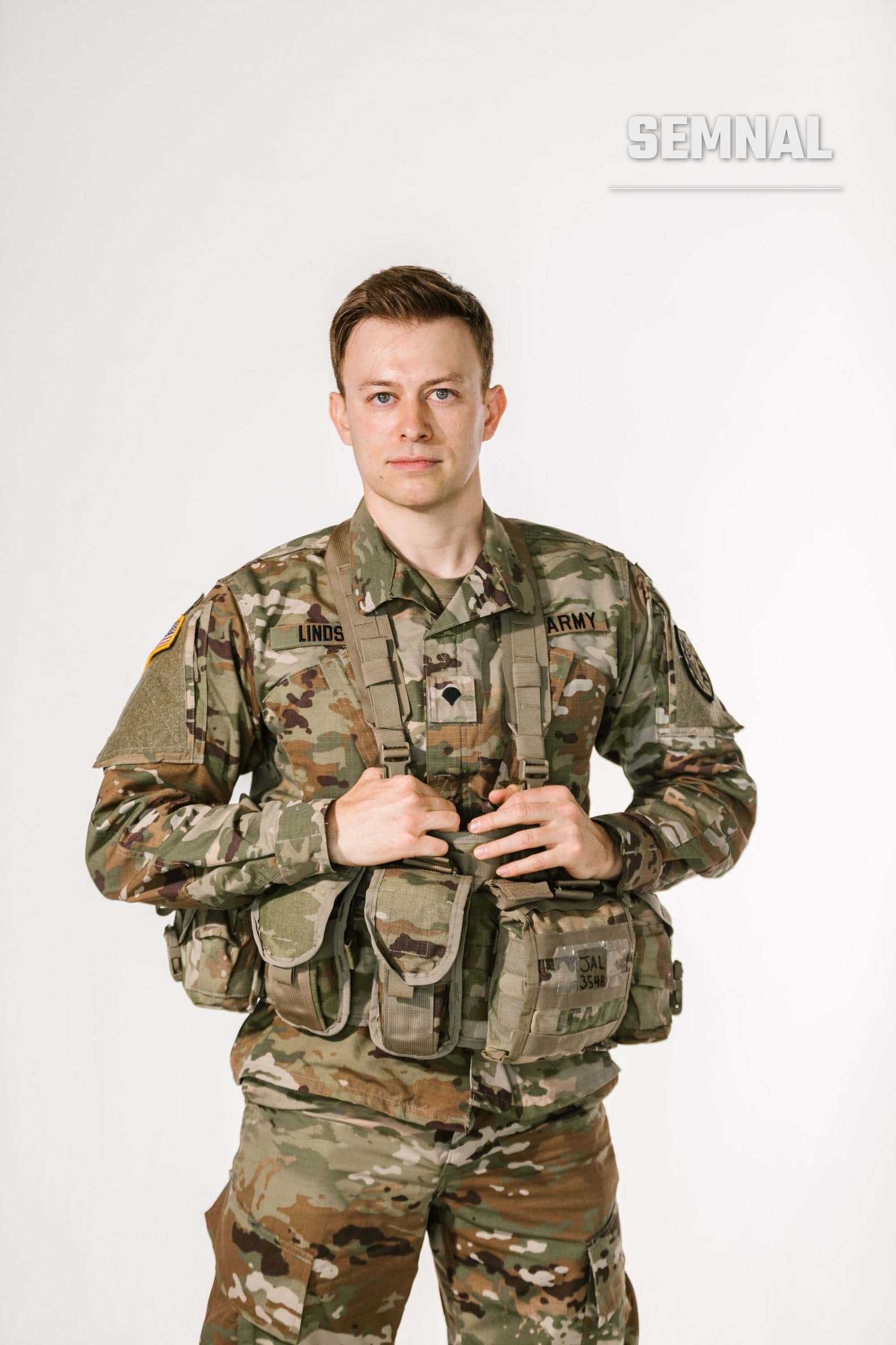 Militar în uniformă de camuflaj, imagine ilustrativă pentru exercițiul de mobilizare