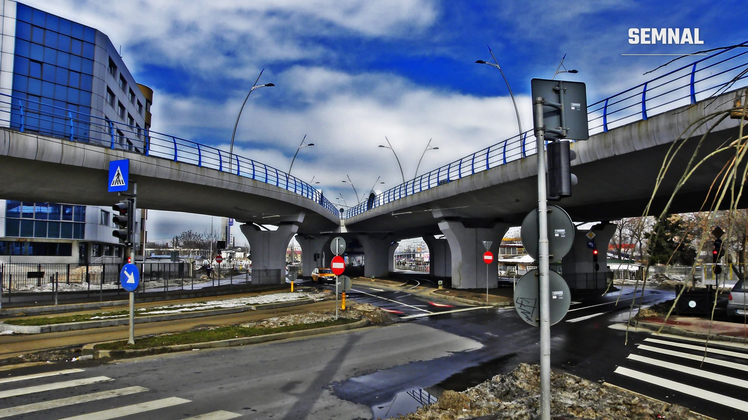 Structura de beton a Pasajului Basarab din București, cu pilonii și șoseaua de dedesubt vizibile