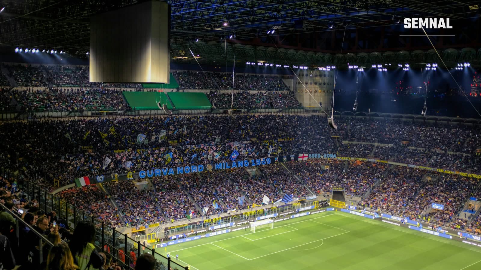 Tribune pline cu suporteri în timpul unui meci de fotbal pe stadionul San Siro din Milano