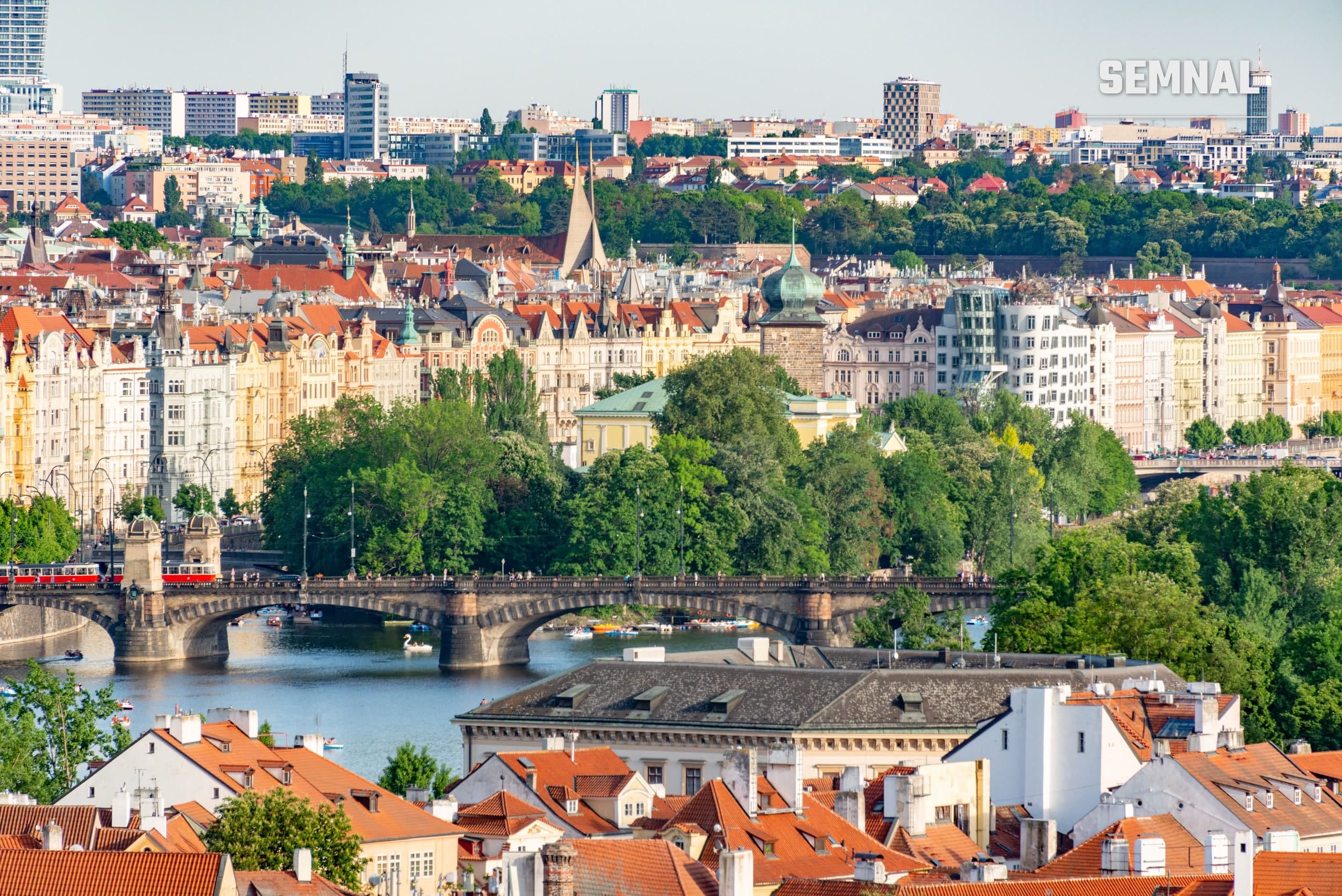 Vedere aeriană a Podului Carol și a râului Vltava din Praga, într-o zi însorită de vară