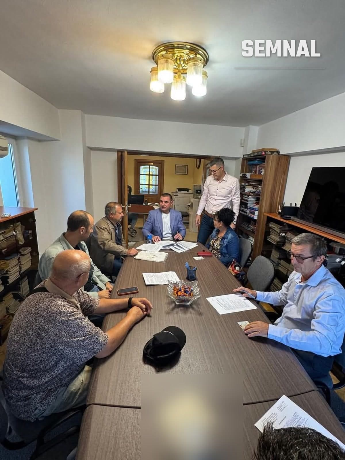 Primarul orașului Pantelimon, Marian Ivan, alături de cetățeni la semnarea actelor de proprietate pentru terenuri concesionate