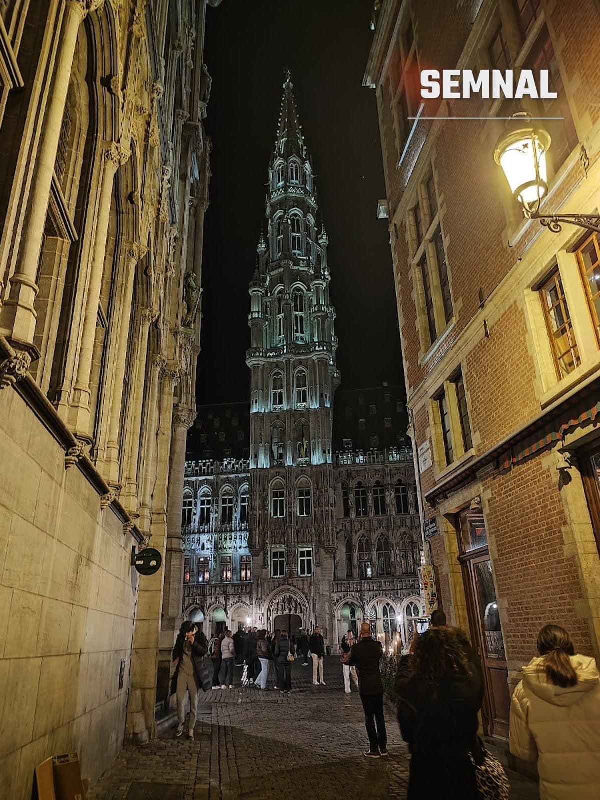 Primăria din Grand-Place, Bruxelles, iluminată noaptea