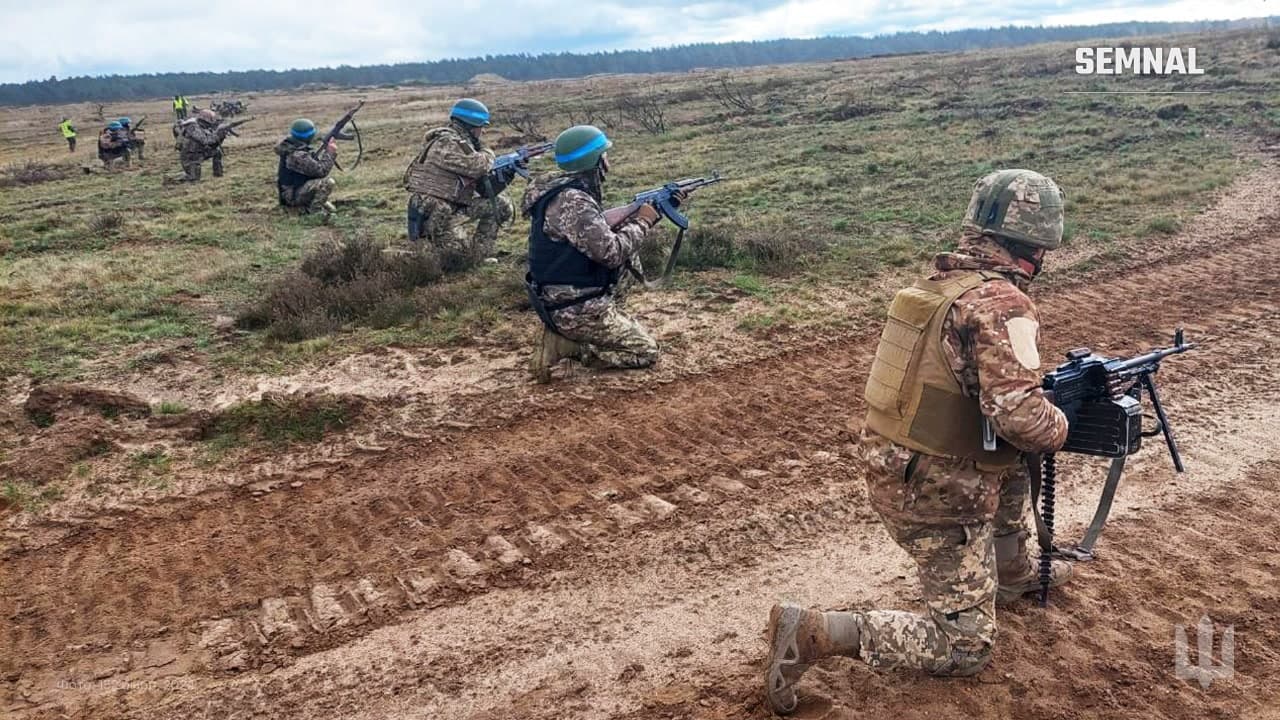 Militari din Forțele Terestre ale Ucrainei în timpul unui exercițiu de infanterie. Imagine cu caracter ilustrativ, fără legătură directă cu operațiunea „Vivaldi”.