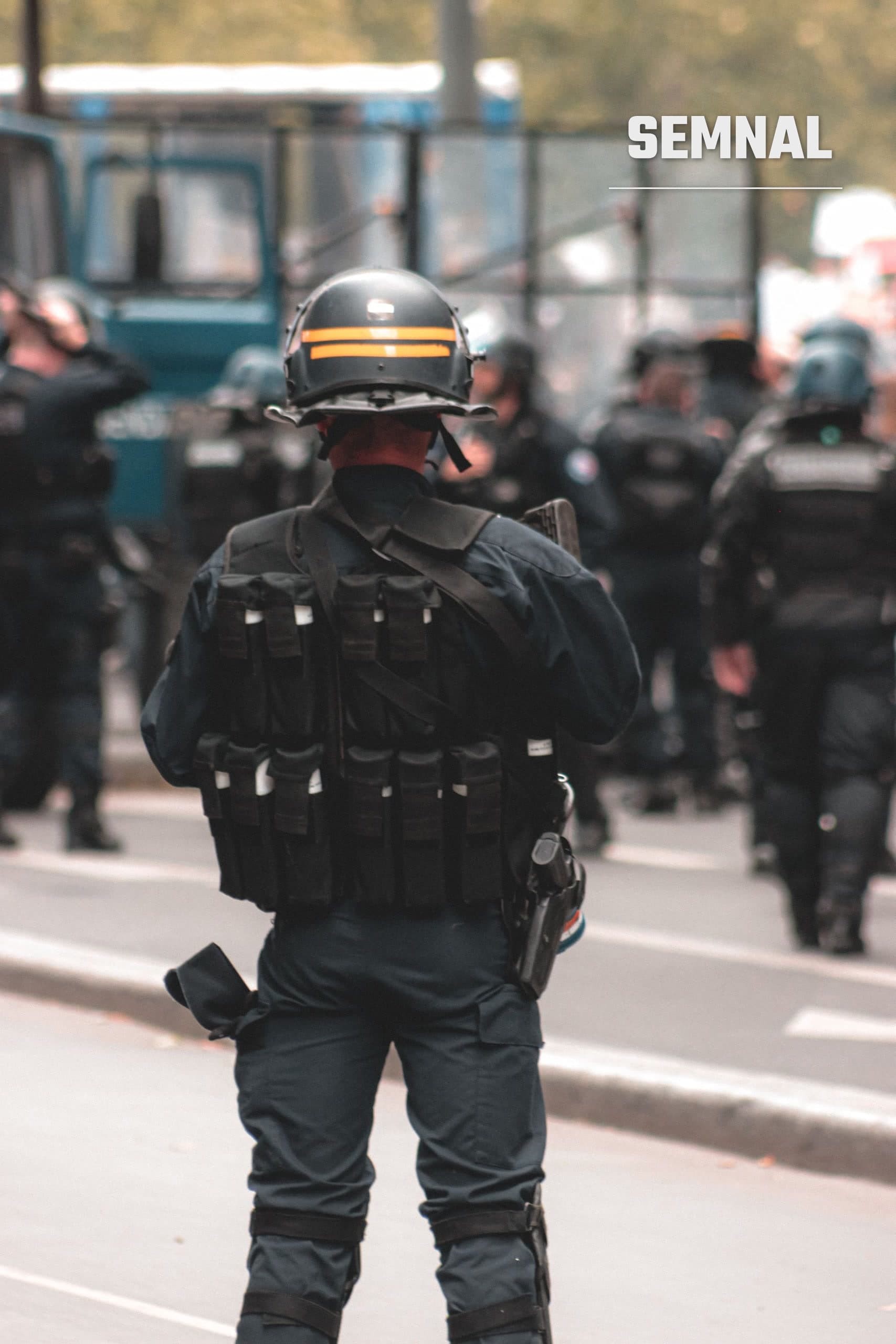 Jandarm în echipament de intervenție, imagine ilustrativă. Foto: Mathias Reding / Pexels