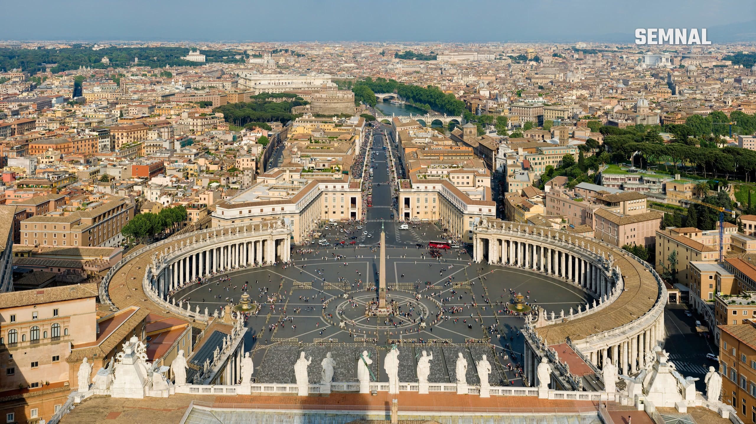 Piața Sfântul Petru din Vatican, văzută de sus, cu colonada lui Bernini și mulțimea de vizitatori din jurul obeliscului