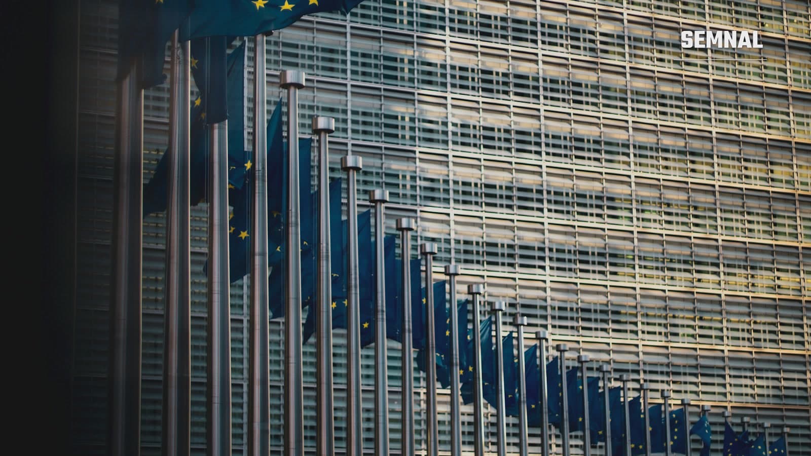 Steaguri ale statelor membre ale Uniunii Europene în fața clădirii Berlaymont, sediul Comisiei Europene din Bruxelles