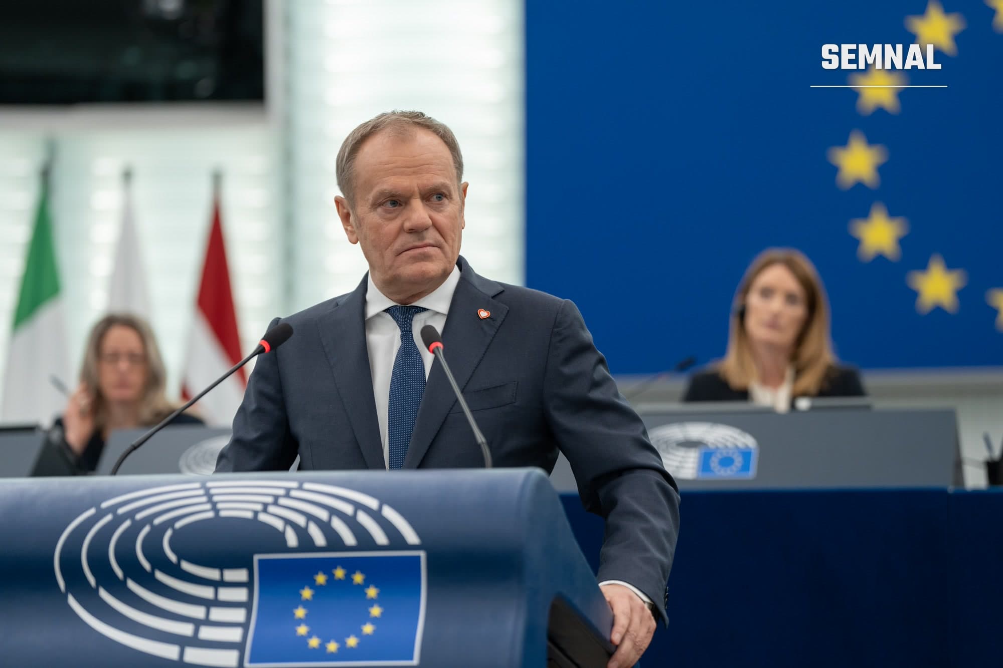 Donald Tusk, premierul Poloniei, susținând un discurs la pupitrul din plenul Parlamentului European de la Strasbourg