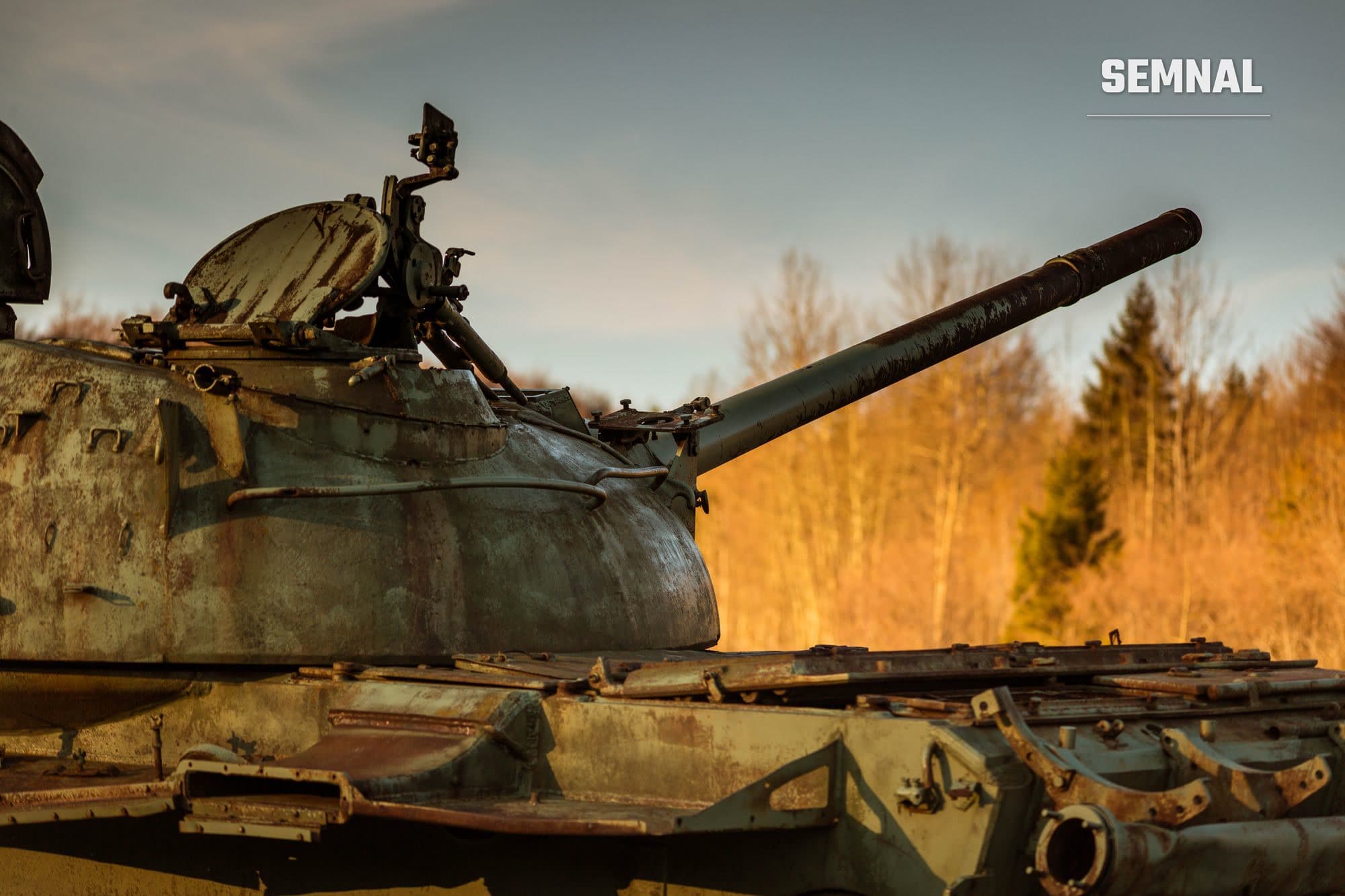 Tanc militar ruginit într-o zonă împădurită. Imagine cu caracter ilustrativ, fără legătură directă cu evenimentele descrise în articol.