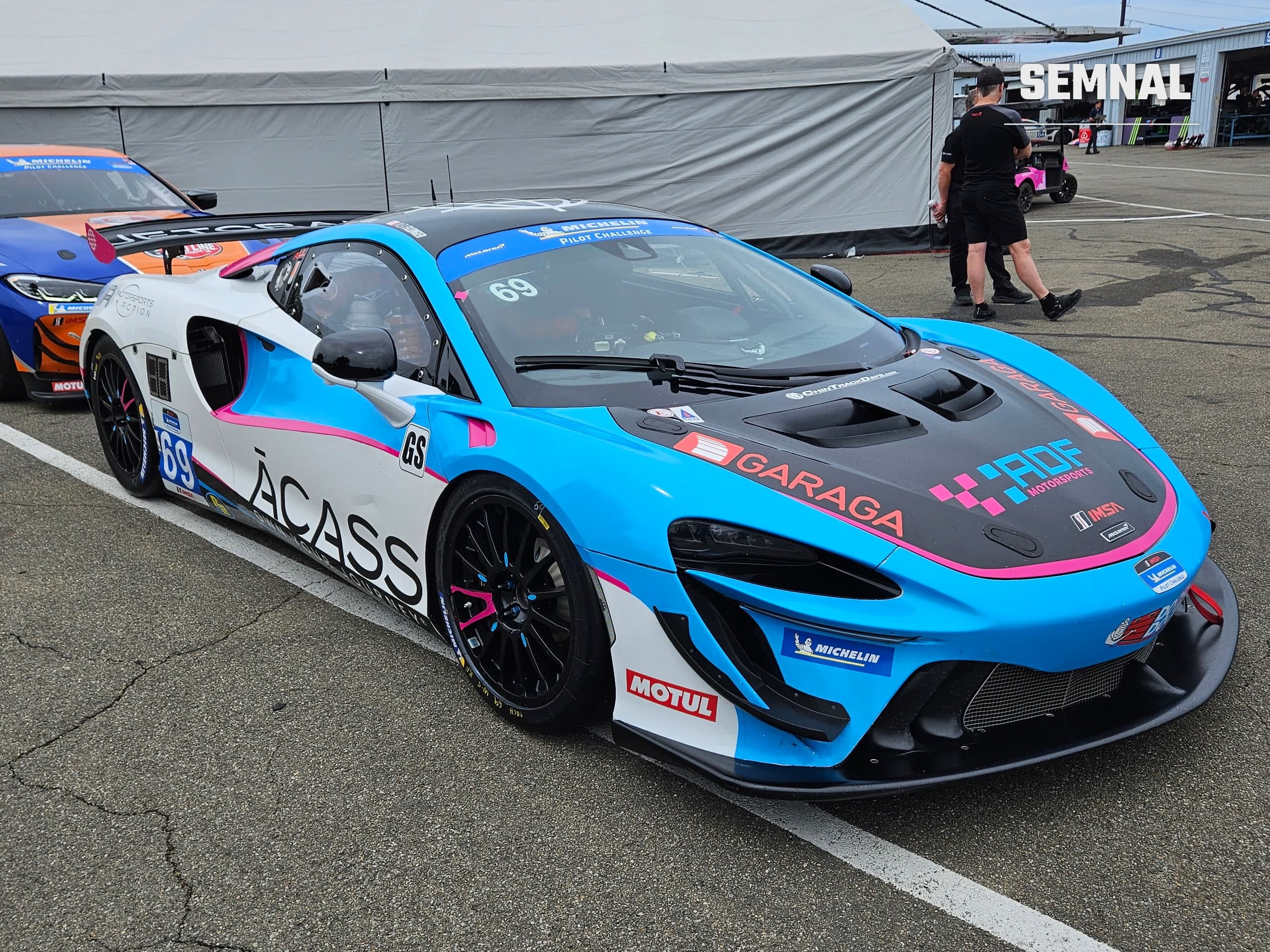 McLaren Artura GT4, versiunea de circuit a modelului Artura, în boxe la o etapă Michelin Pilot Challenge din Statele Unite