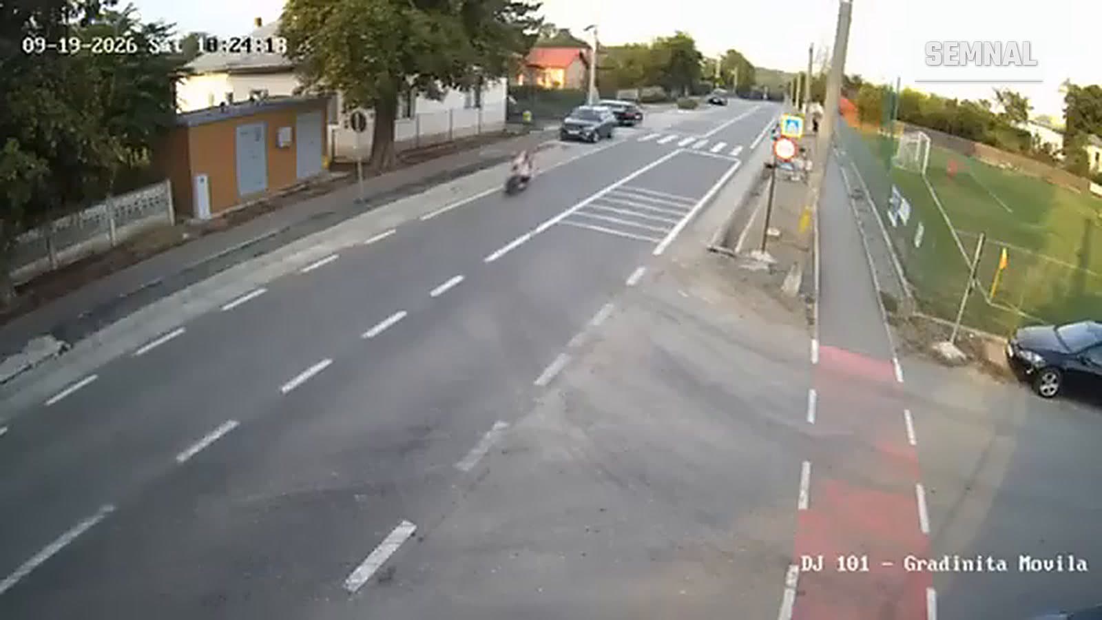 Cadru din camera de supraveghere de pe DJ 101, în dreptul grădiniței din satul Movila: un scuter circulă spre trecerea de pietoni cu câteva secunde înainte de impact