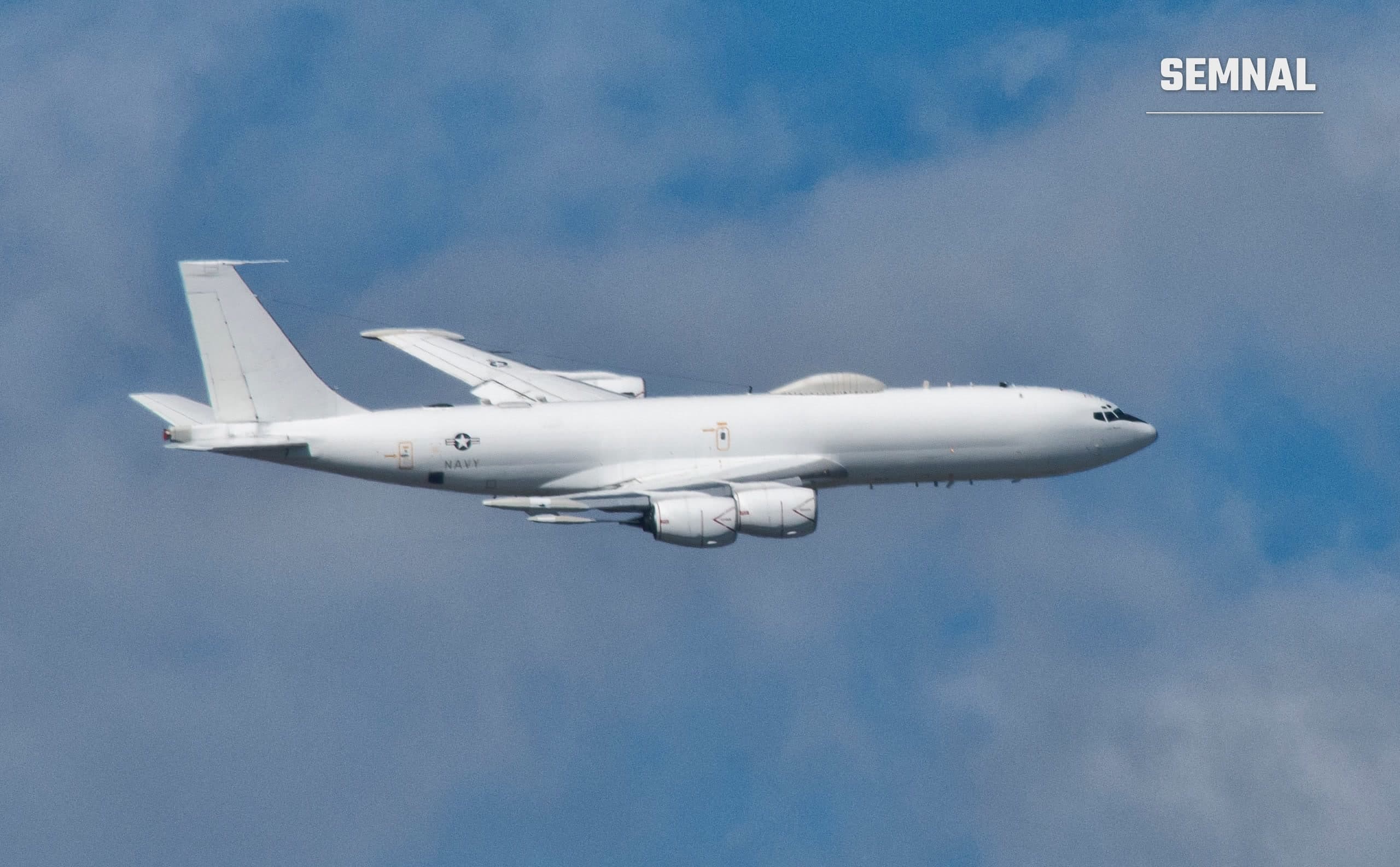 Avion Boeing E-6B Mercury al Marinei americane în zbor, aparatul de comandă strategică aeriană care asigură legătura cu forțele nucleare