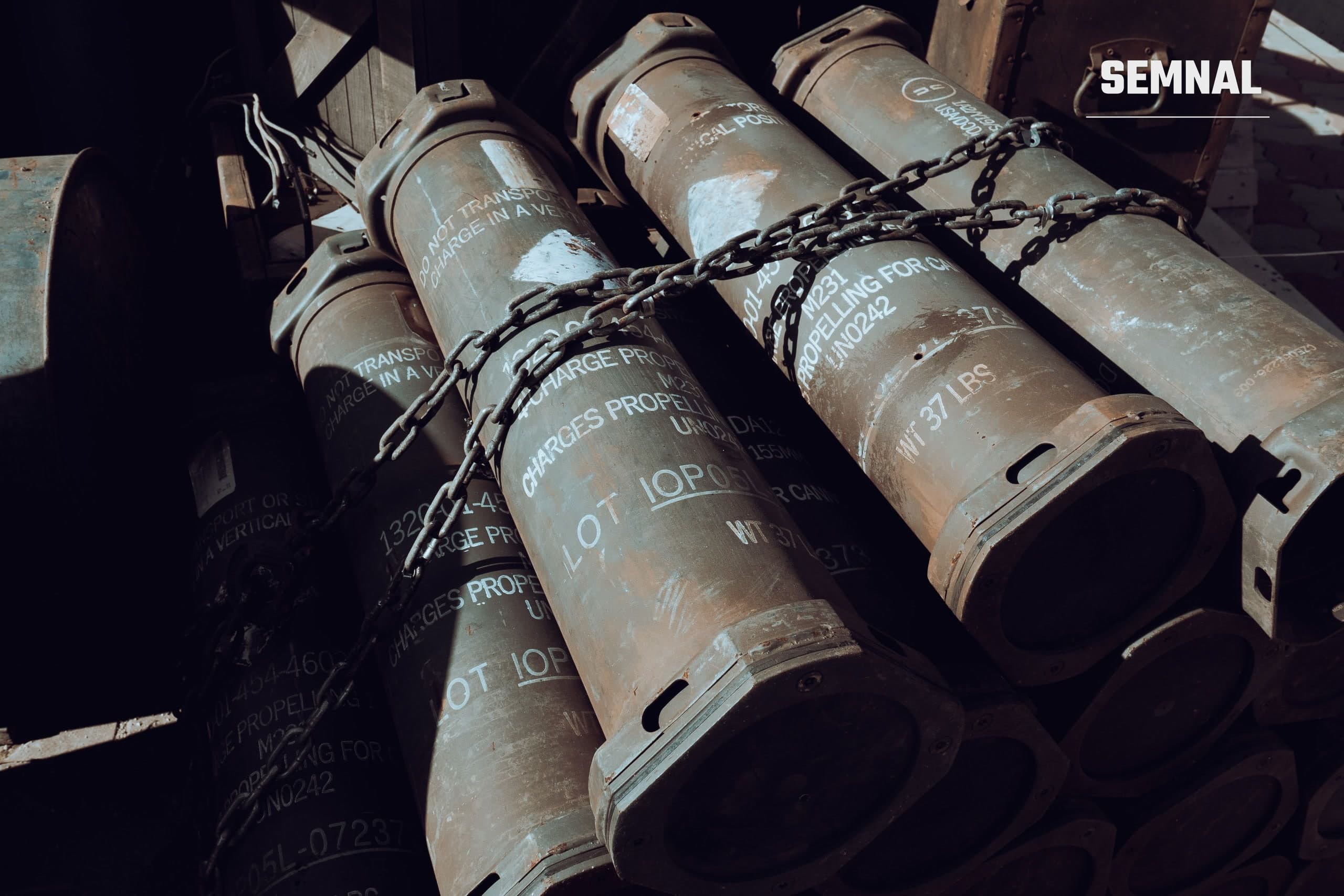 Containere metalice de rachete militare, prinse cu lanțuri, depozitate într-un hangar. Imagine cu caracter ilustrativ, fără legătură directă cu evenimentele descrise în articol.