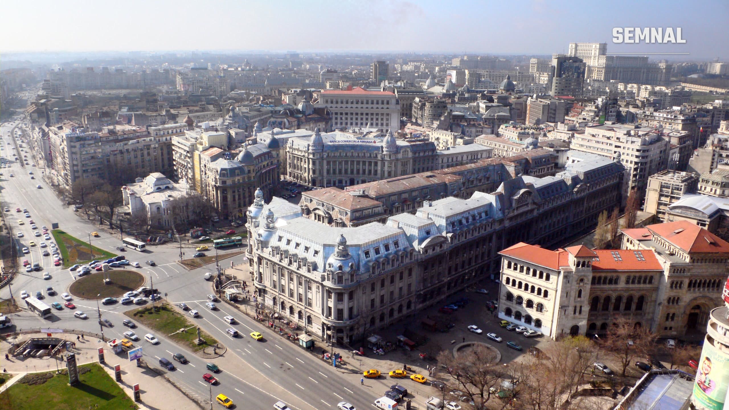 Panorama orașului București, cu turnul BCR și clădiri de birouri din centrul financiar, văzute de la înălțime