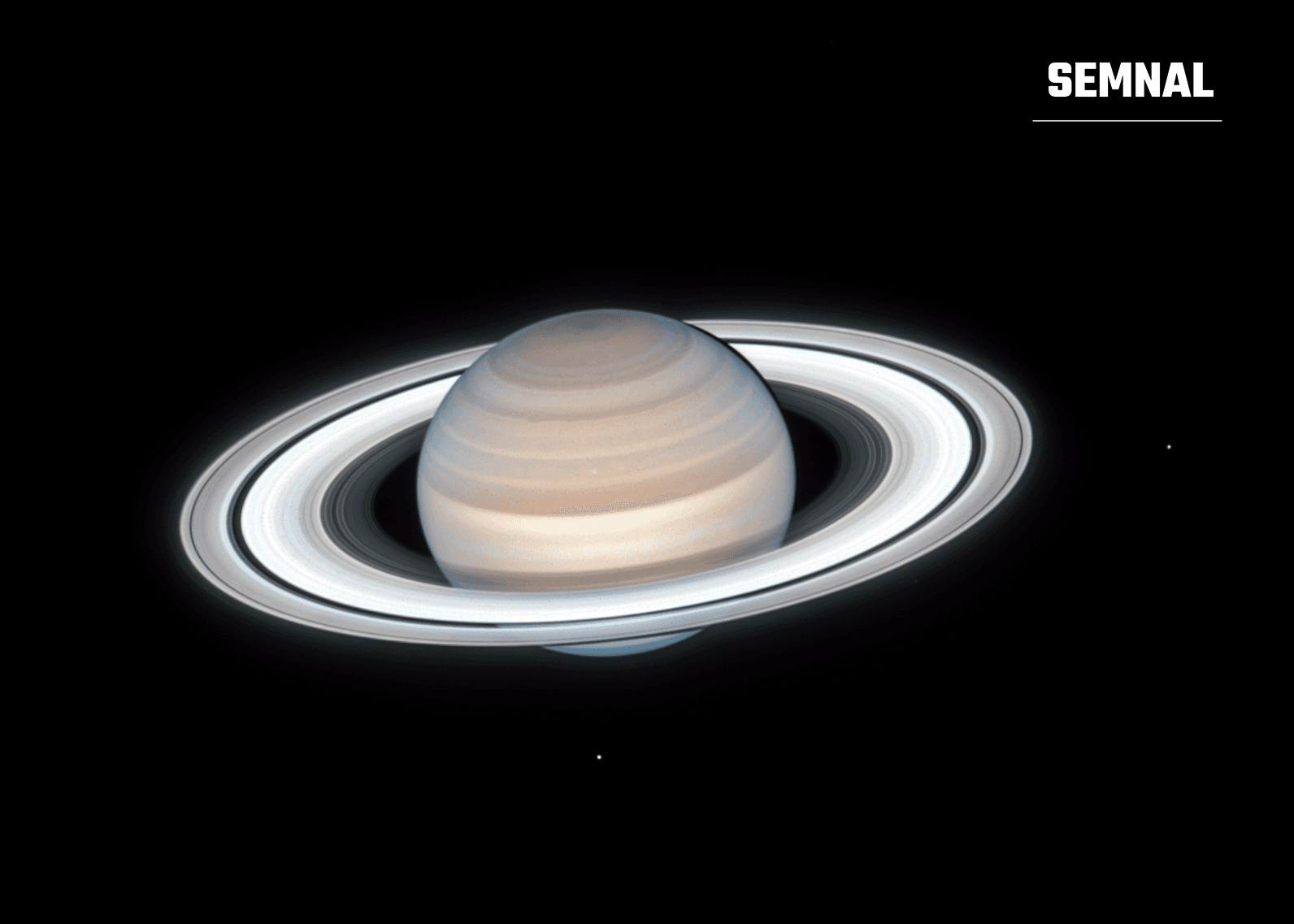 Planeta Saturn fotografiată de telescopul spațial Hubble, cu inelele sale luminoase și doi sateliți vizibili lângă disc