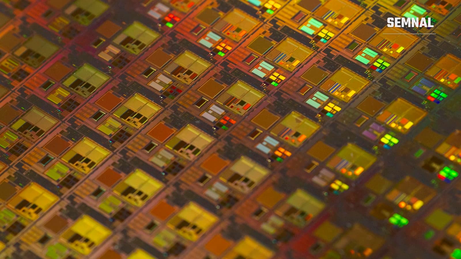Detaliu macro al unei plachete de siliciu cu un model geometric de circuite integrate miniaturizate, specific fabricației de semiconductori.