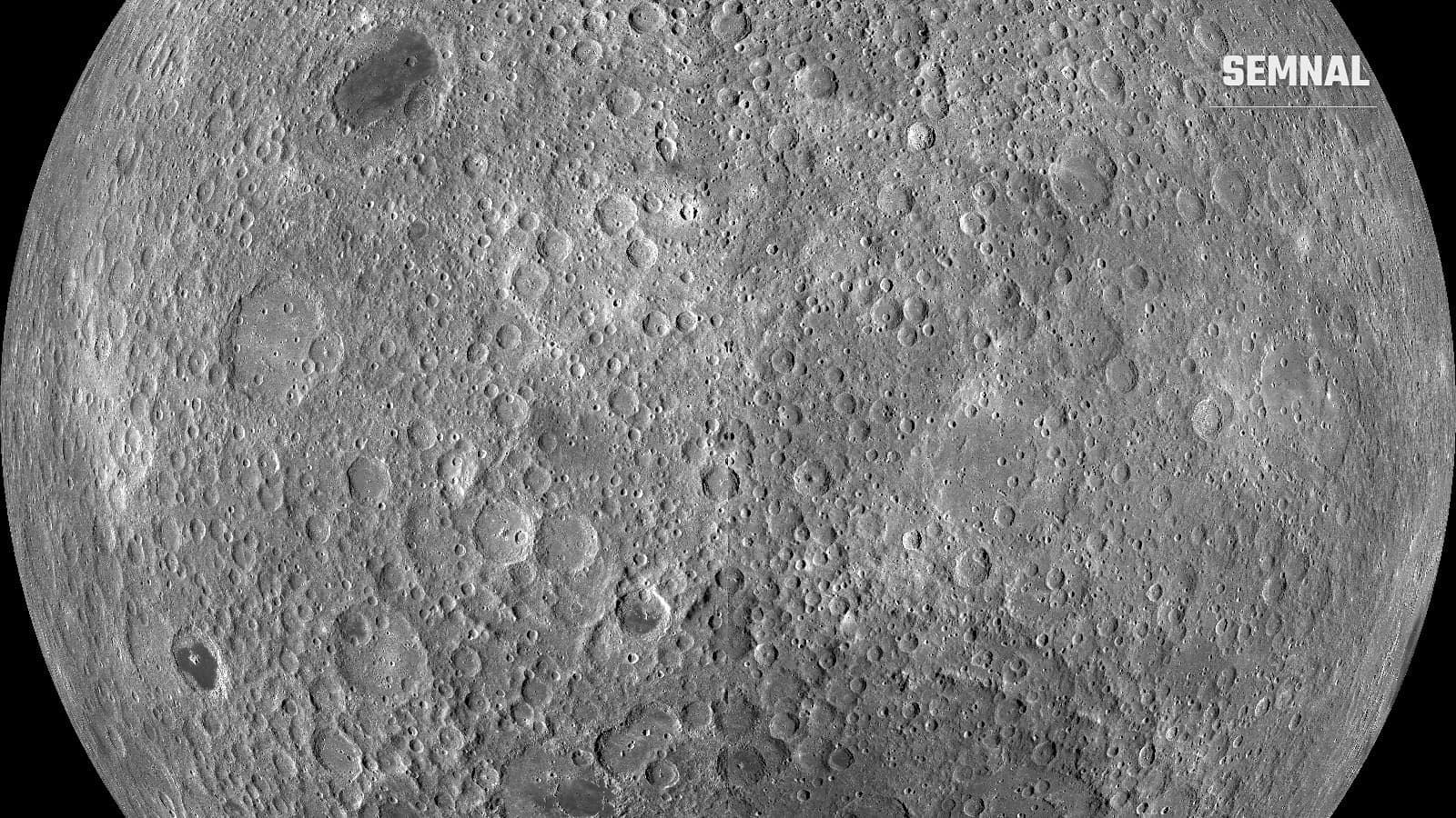 Mozaic al feței ascunse a Lunii realizat din imagini ale sondei americane Lunar Reconnaissance Orbiter, cu regiuni muntoase și cratere dense.