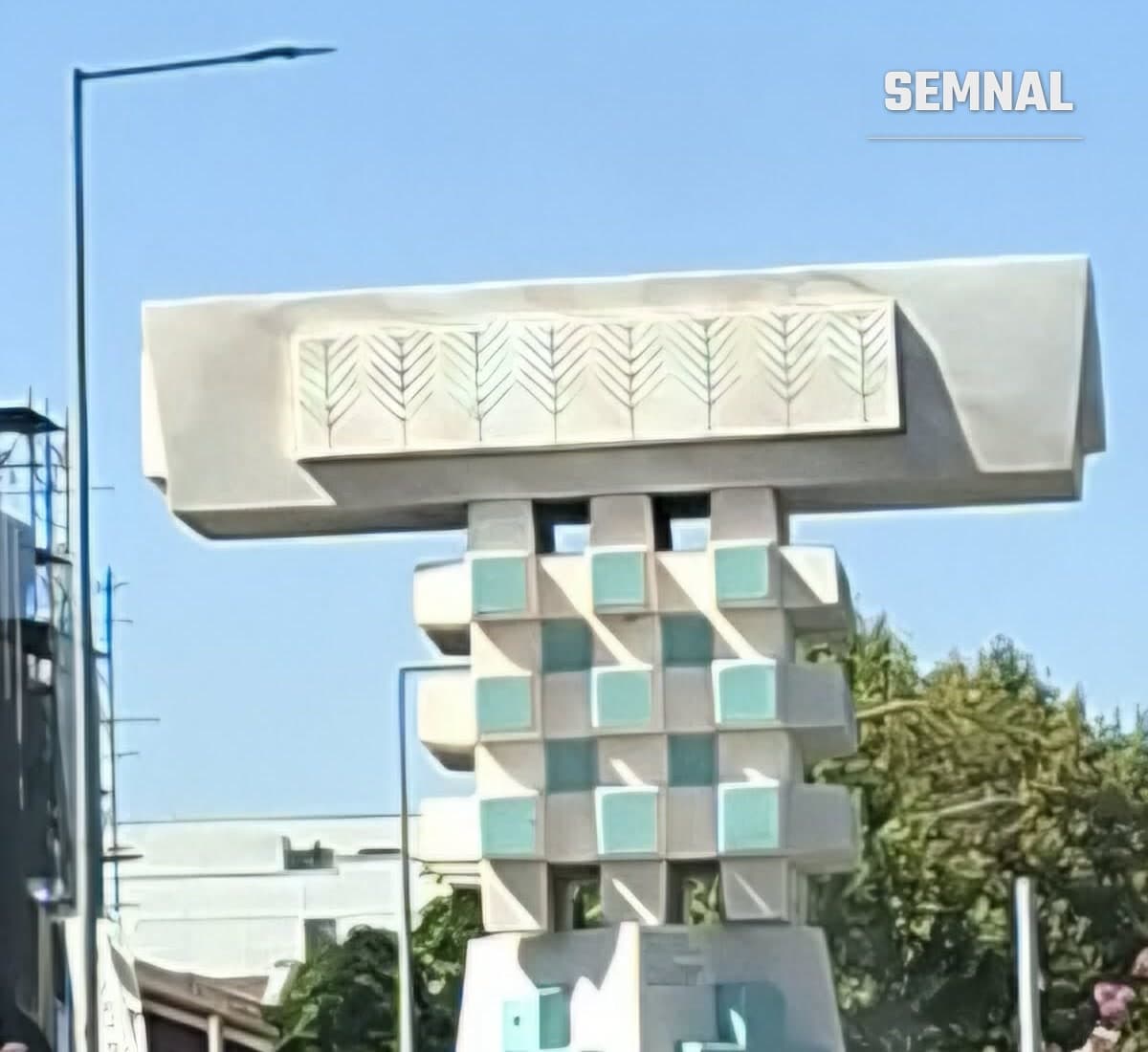 Monumentul simbol de la intrarea în Voluntari, la sensul giratoriu din dreptul hotelului Tecadra