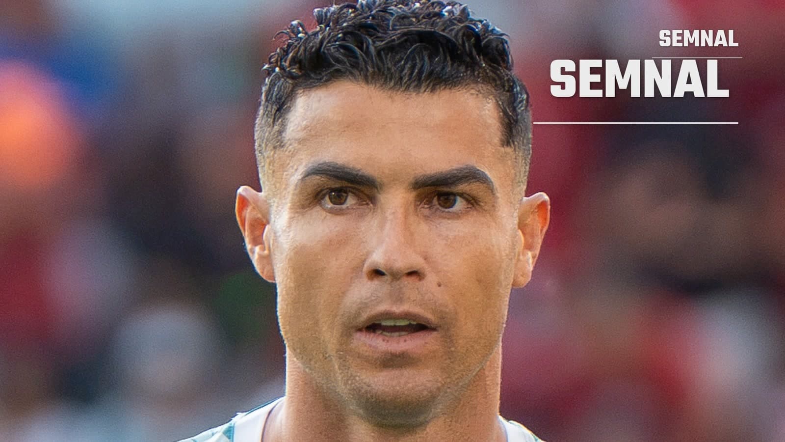 Cristiano Ronaldo, cu tricoul naționalei Portugaliei, privind concentrat în timpul unui meci de la Cupa Mondială din 2026