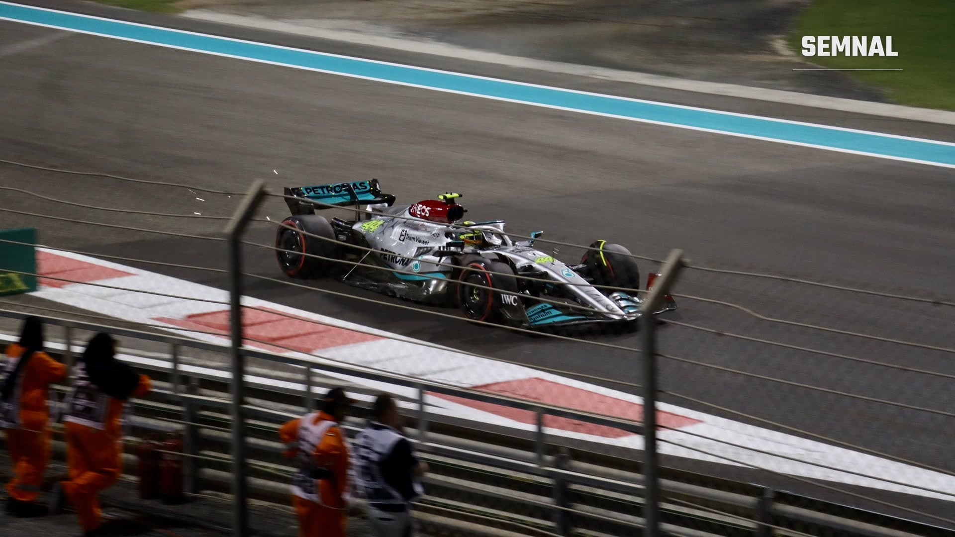 Monopost de Formula 1 cu livrea Mercedes în viteză pe circuitul Yas Marina din Abu Dhabi, imagine ilustrativă de arhivă