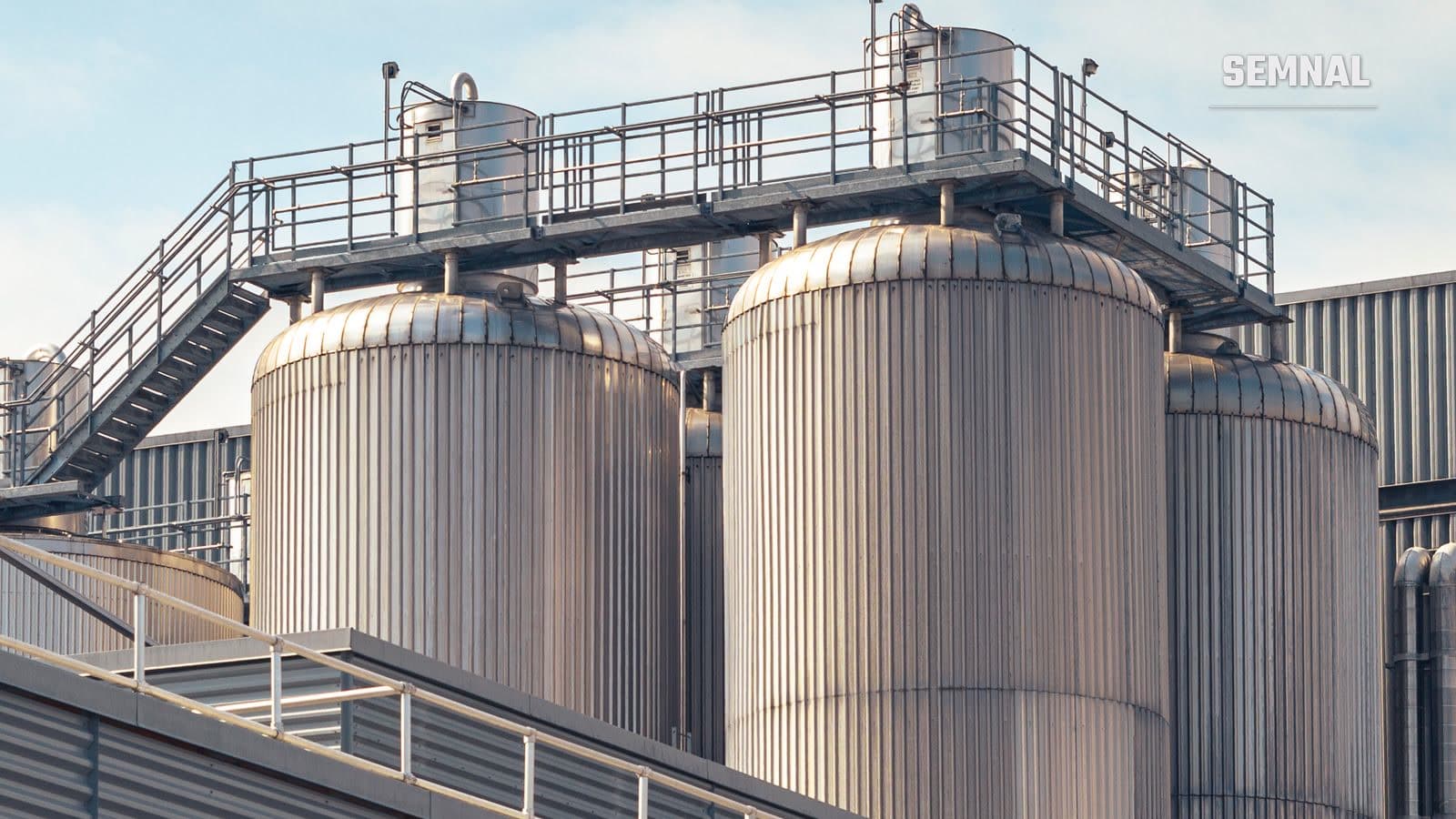 Silozuri și rezervoare metalice ale unei fabrici industriale, imagine ilustrativă