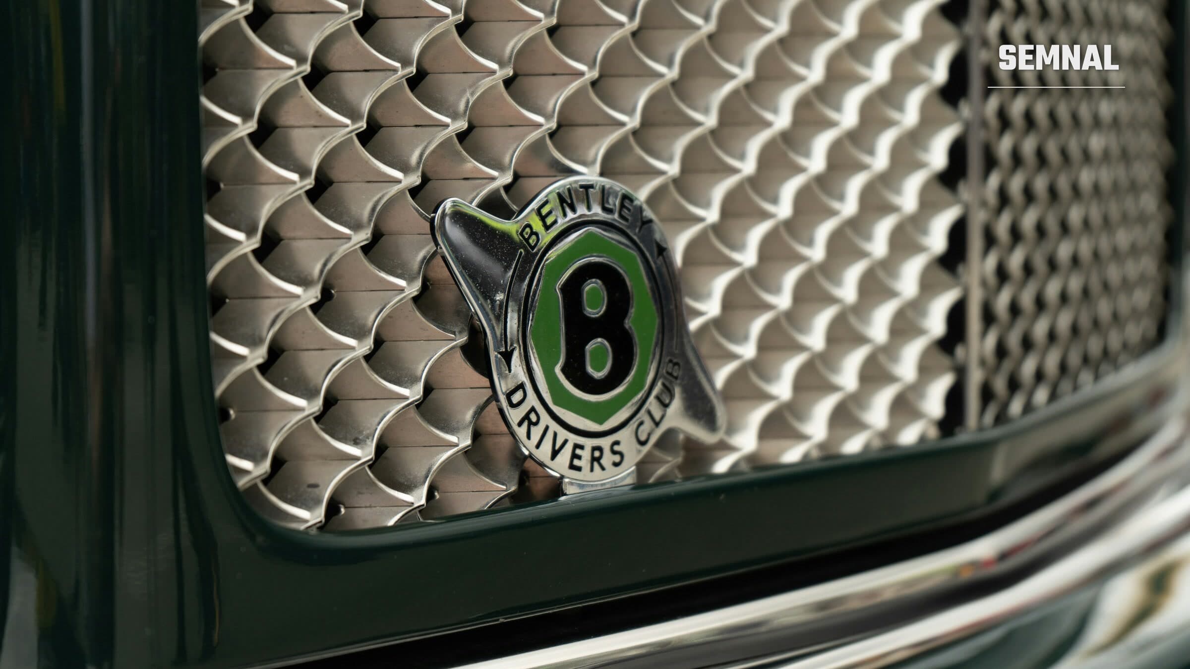 Grilaj cromat și emblema Bentley Drivers Club montate pe radiatorul unei mașini Bentley