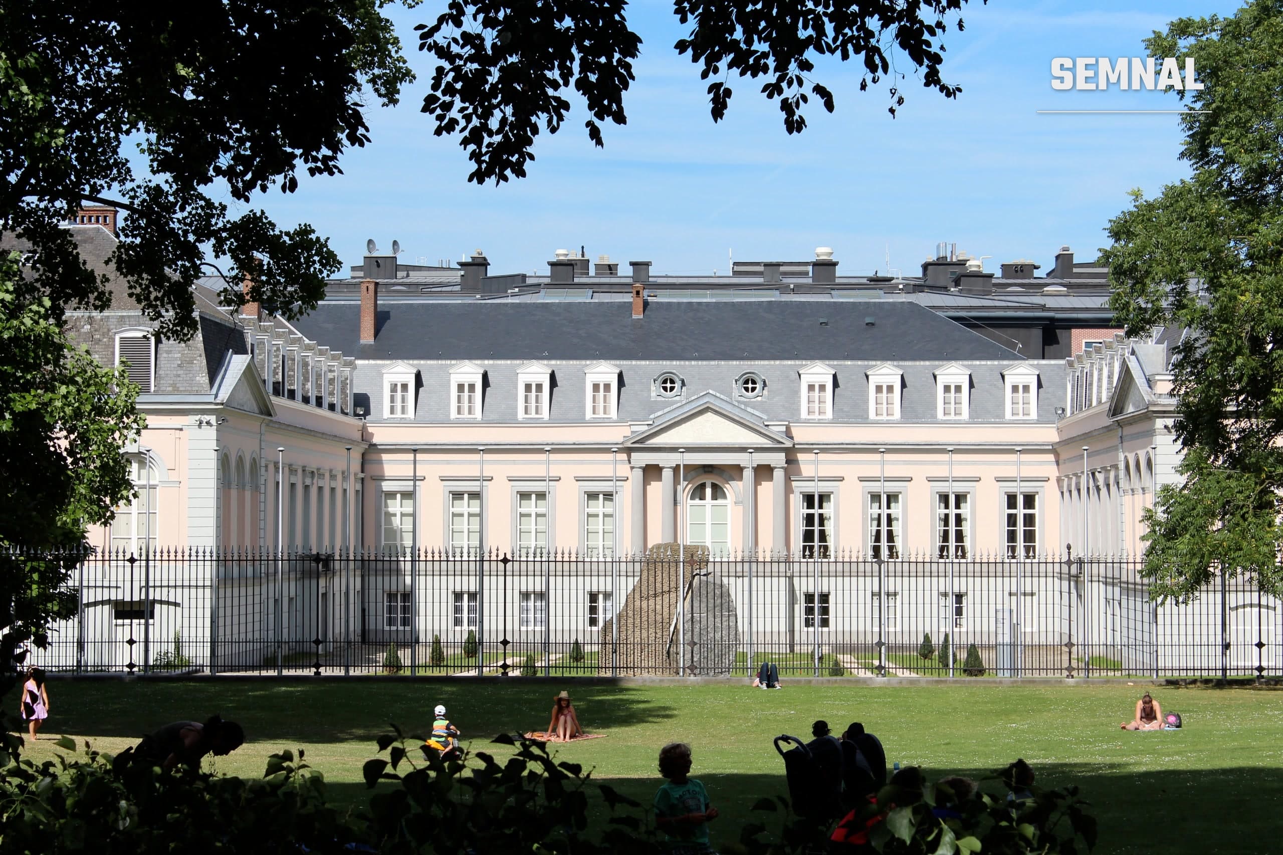 Fațada Palatului Egmont din Bruxelles, clădire folosită de Ministerul belgian de Externe, văzută din parcul alăturat, într-o zi însorită