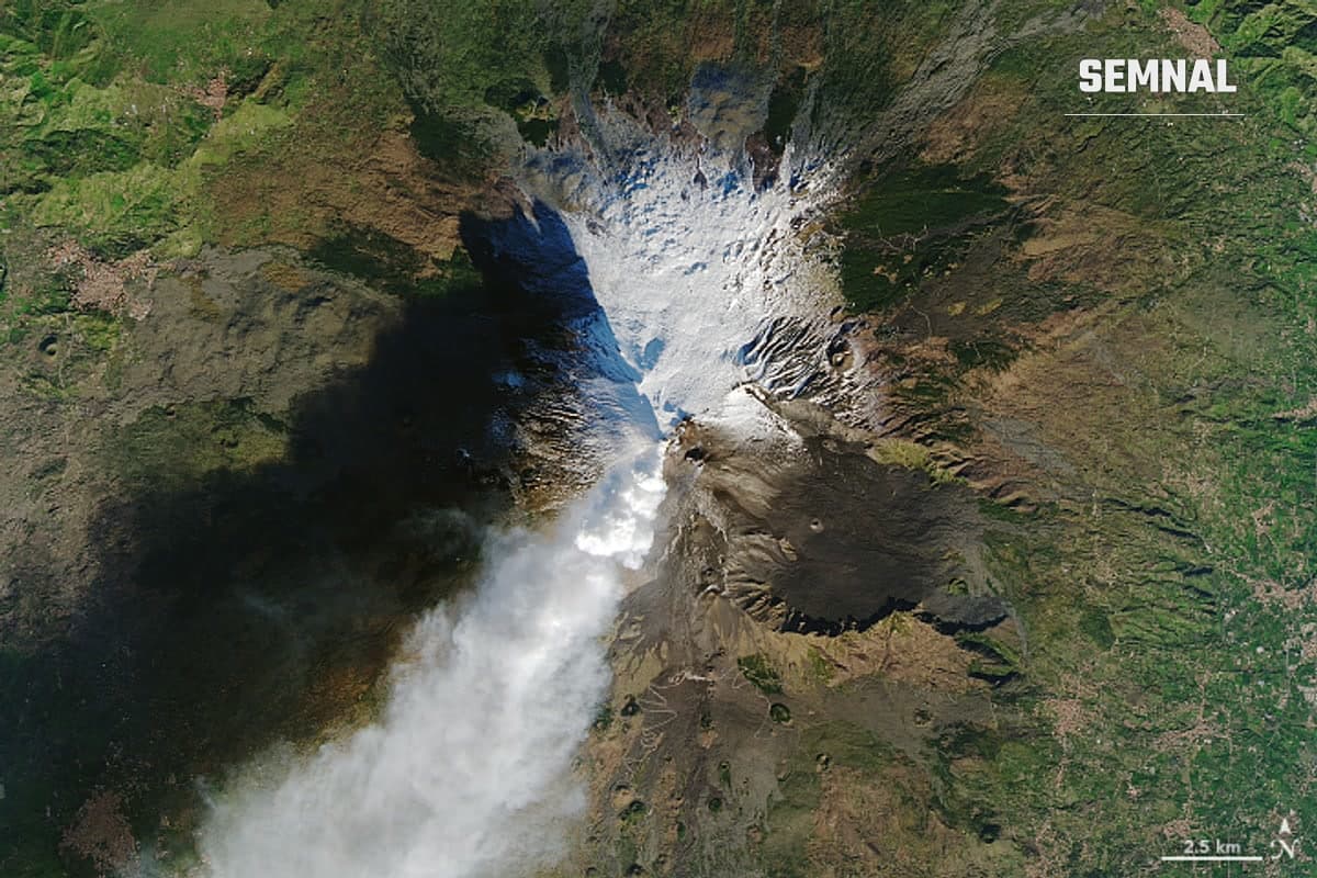 Imagine satelitară NASA a vulcanului Etna, Sicilia, fotografie ilustrativă din arhivă