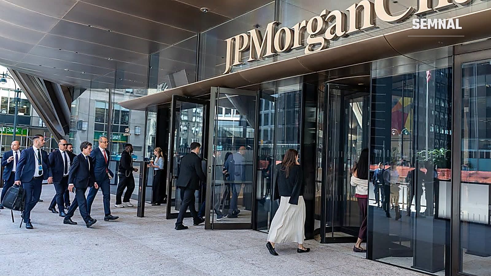 Membri ai unei delegații oficiale intră în sediul JPMorgan Chase din New York, cu sigla băncii deasupra intrării.
